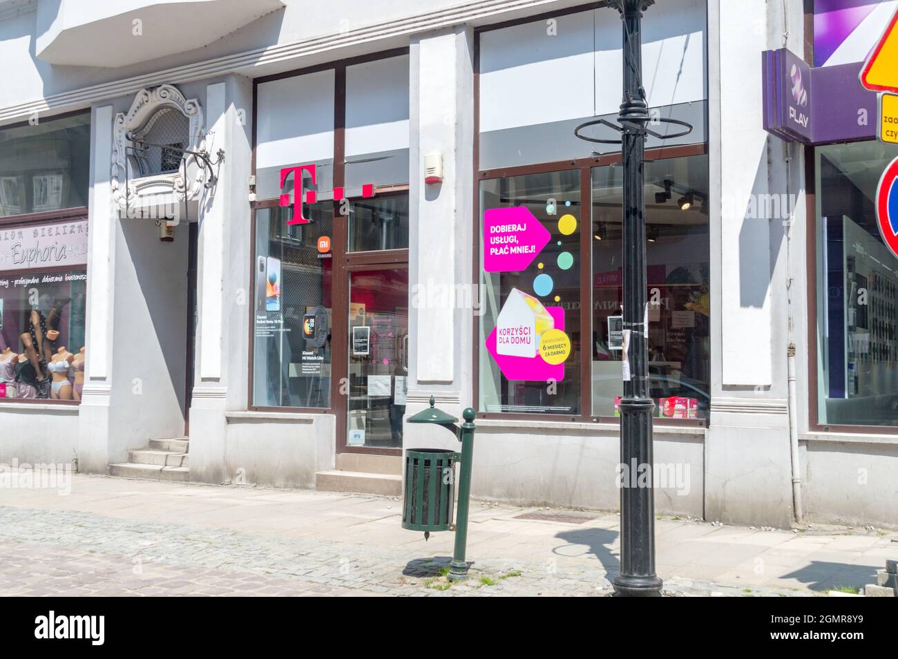 Cieszyn, Polonia - 5 giugno 2021: Negozio T-Mobile. T-Mobile è un provider wireless che offre telefoni cellulari, piani dati, dispositivi Internet e accessori Foto Stock