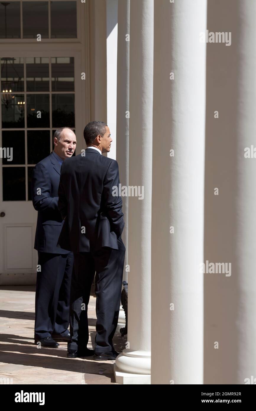 In piedi sul colonnato con Phil Schiliro, assistente del presidente per gli affari legislativi, prima della cerimonia di firma del disegno di legge di terra pubblica nella stanza Rossa 3/30/09.Foto ufficiale della Casa Bianca di Pete Souza Foto Stock