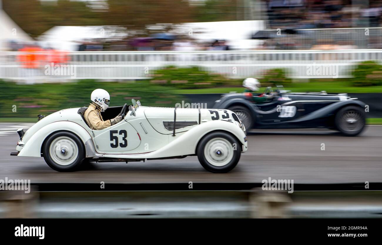 Goodwood, Regno Unito. 19 Settembre 2021. No 53 Fraser Nash BMW 328 guidato da Alastair Pugh e John Ure nel Brooklands Trophy al Goodwood Revival Festival al Goodwood Circuit di Sussex, Regno Unito, il 19 settembre 2021. Foto di Phil Hutchinson. Solo per uso editoriale, licenza richiesta per uso commerciale. Nessun utilizzo nelle scommesse, nei giochi o nelle pubblicazioni di un singolo club/campionato/giocatore. Credit: UK Sports Pics Ltd/Alamy Live News Foto Stock
