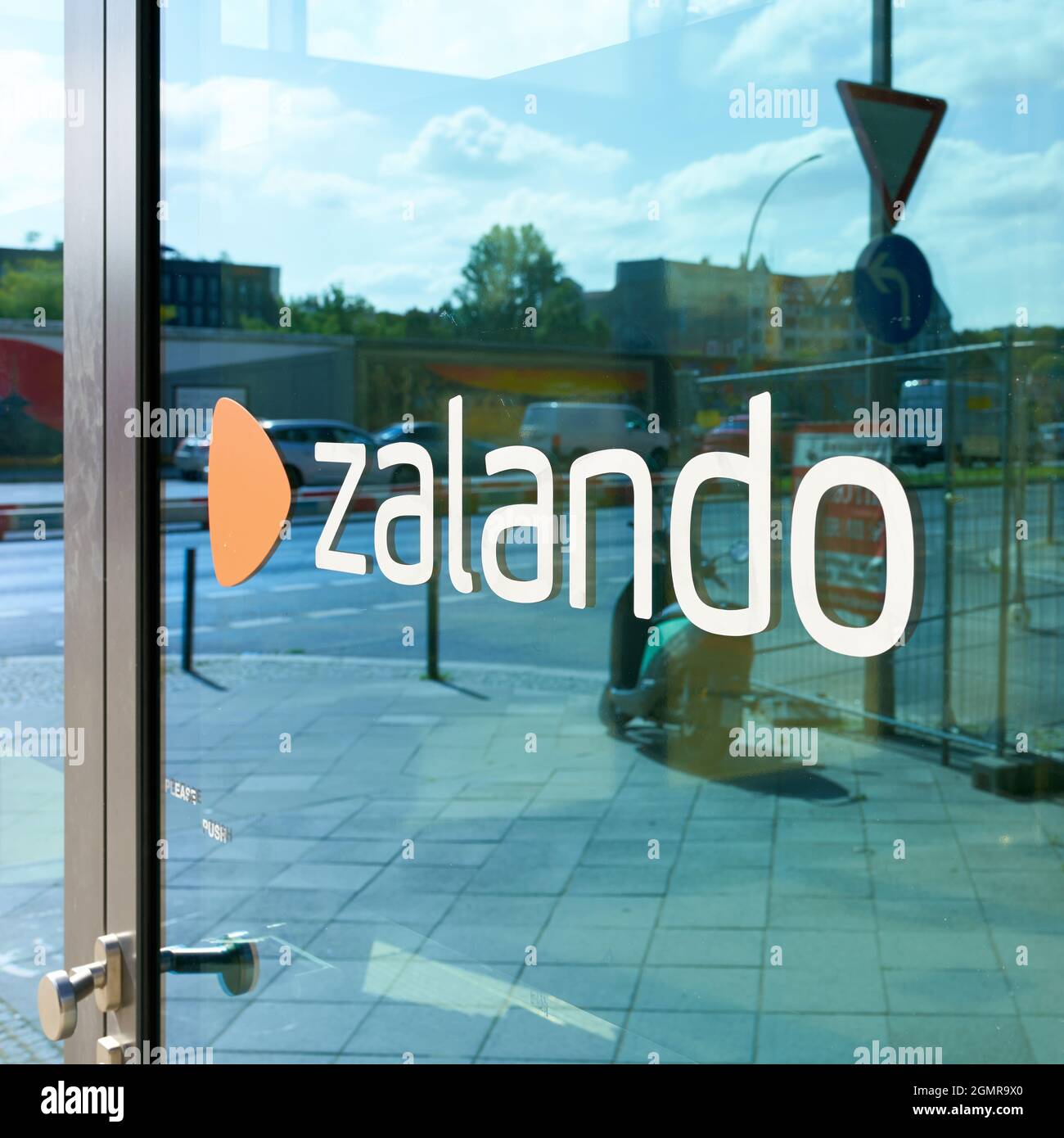 Scritta Zalando su una porta presso la sede della società di vendita online  per le scarpe e la moda Zalando a Berlino Foto stock - Alamy