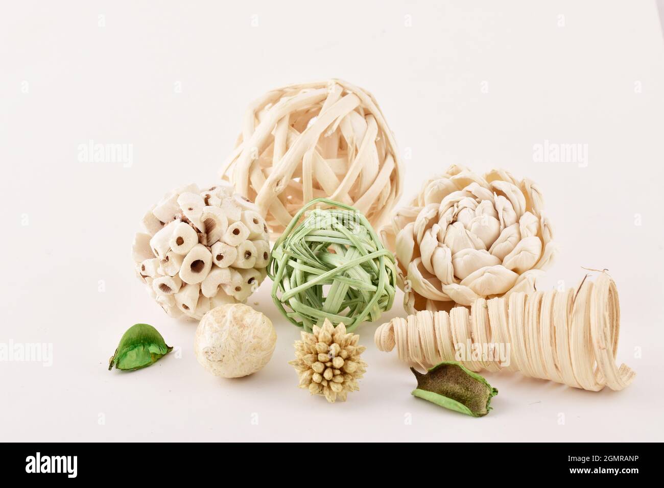 Potpourri isolato su sfondo bianco, Fiore secco, Ball parrucca ecc. Foto Stock