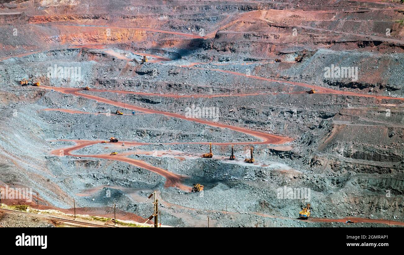 Estrazione del minerale di ferro nella cava dell'impianto di lavorazione e di estrazione di Mikhailovsky Foto Stock