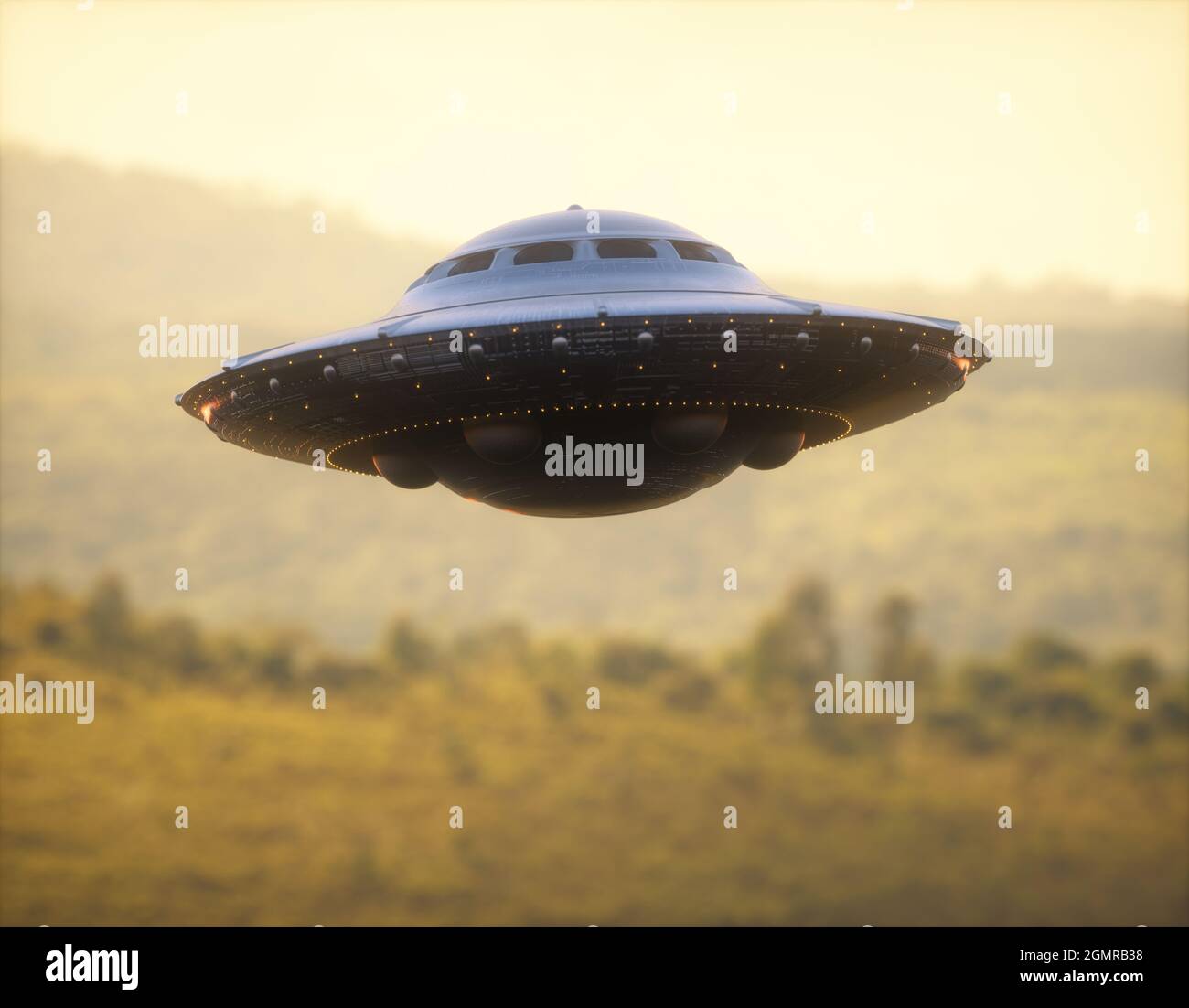 Illustrazione 3D di un UFO, oggetto volante non identificato, gravitating sopra la foresta e le gamme di montagna. Foto Stock