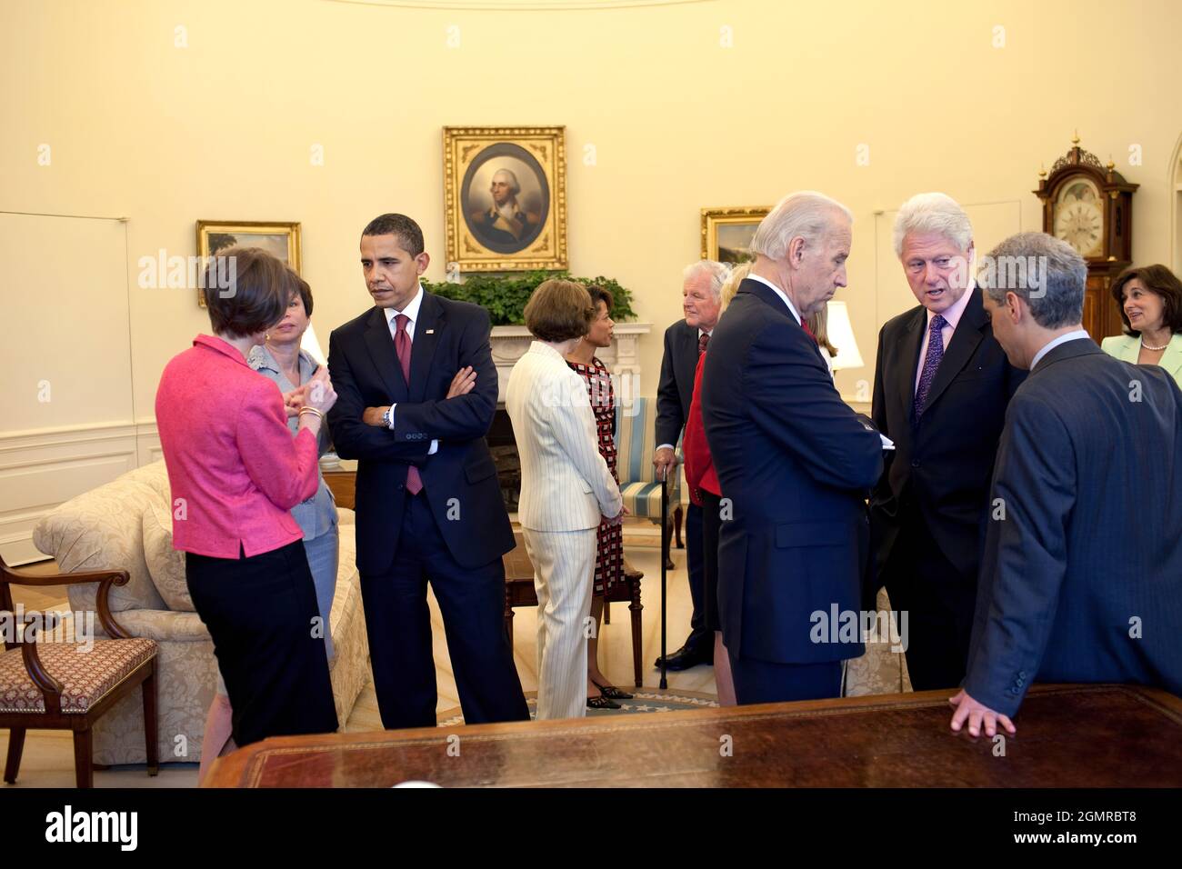 Il Presidente Barack Obama e la prima Signora Michelle Obama ad un ricevimento nell'Ufficio ovale con il Presidente Clinton, il Senatore Ted Kennedy, il VP Biden e altri ospiti prima della firma del Kennedy Service Act 4/21/09.Official White House Photo di Pete Souza Foto Stock