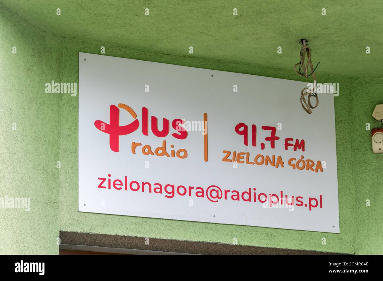 Zielona Gora, Polonia - 1 giugno 2021: Logo e segno della radio Plus. Foto Stock