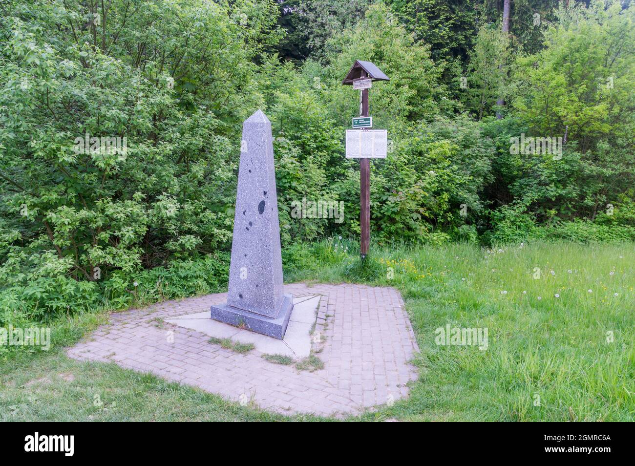 Trojmezi punta sul sito della Repubblica Ceca al punto di triplice Stato di Slovacco, Ceco e Polonia. Confine di tre paesi. Foto Stock