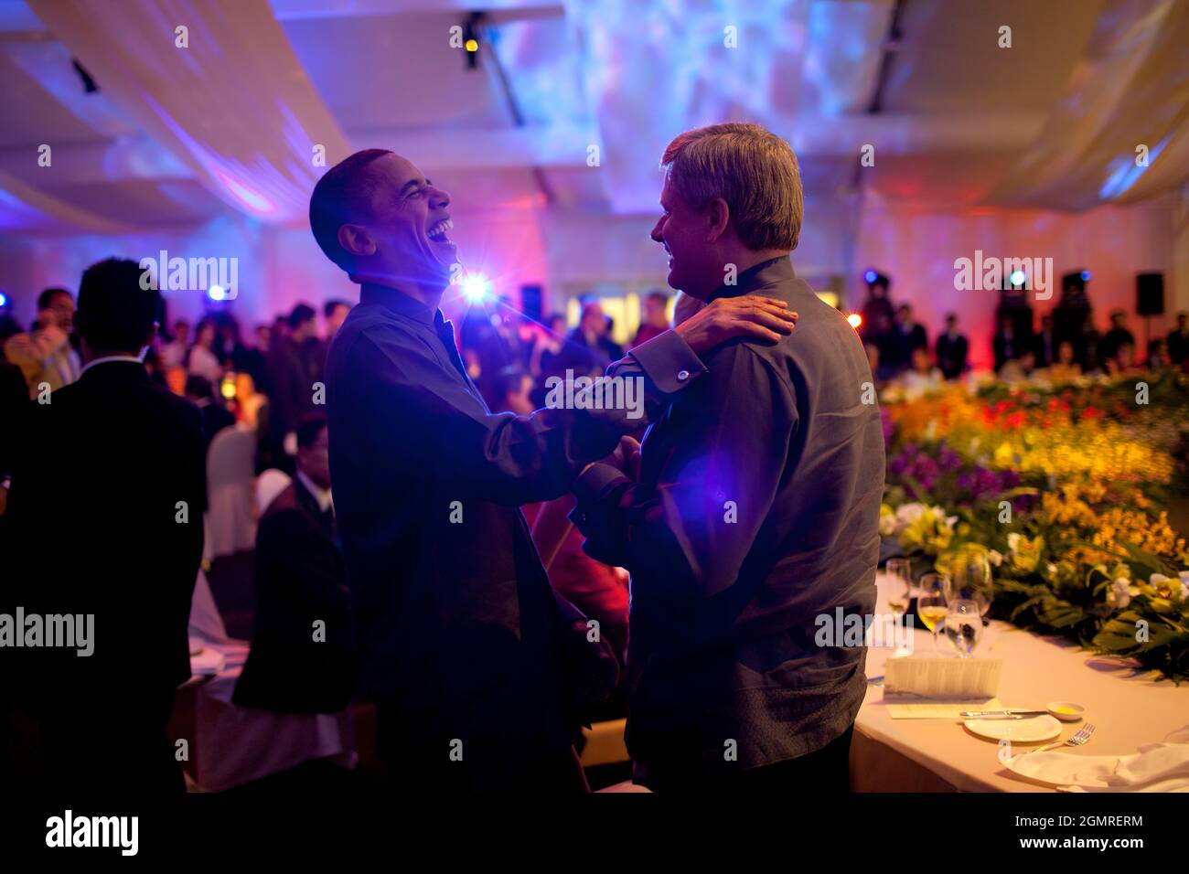 Il presidente Barack Obama condivide una risata con il primo ministro canadese Stephen Harper alla cena dei leader dell'APEC a Singapore, 14 novembre 2009. (Foto ufficiale della Casa Bianca di Pete Souza) questa fotografia ufficiale della Casa Bianca è resa disponibile solo per la pubblicazione da parte delle organizzazioni di notizie e/o per uso personale la stampa dal soggetto(i) della fotografia. La fotografia non può essere manipolata in alcun modo e non può essere utilizzata in materiali commerciali o politici, pubblicità, e-mail, prodotti, promozioni che in alcun modo suggerisca l'approvazione o l'approvazione del presidente, della prima famiglia o del Foto Stock