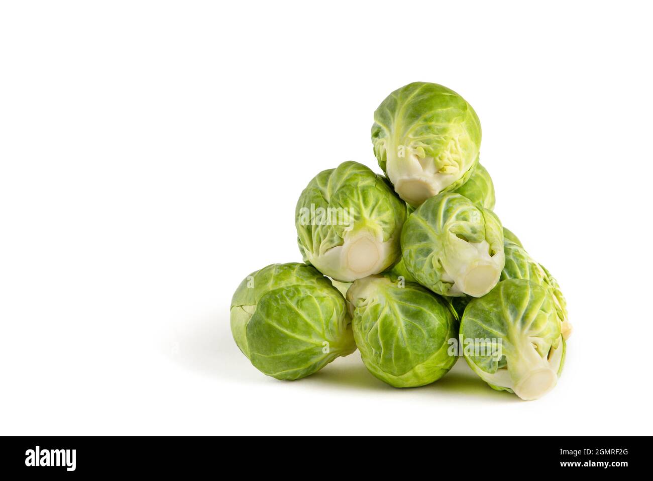 Bruxelles germogli, isolare. Freschi, piccoli germogli di Bruxelles accatastati in una pila su uno sfondo bianco isolato. Foto Stock