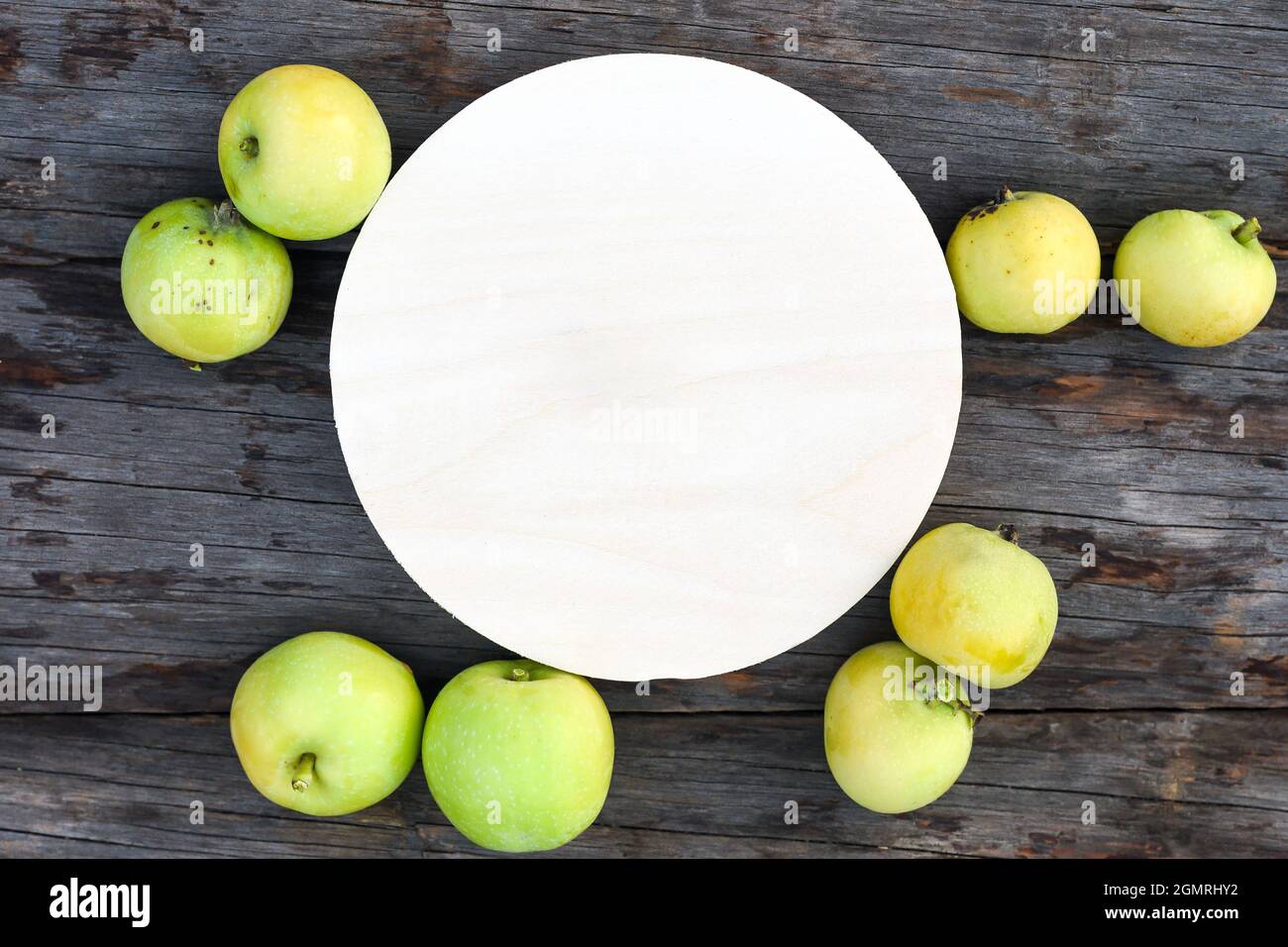 Cartoncino di carta e mele verdi succose su tavola rustica di legno Foto Stock