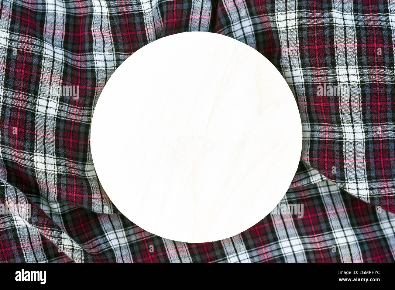 Insegna rotonda in legno con dima per disegno su tessuto scacchi Foto Stock