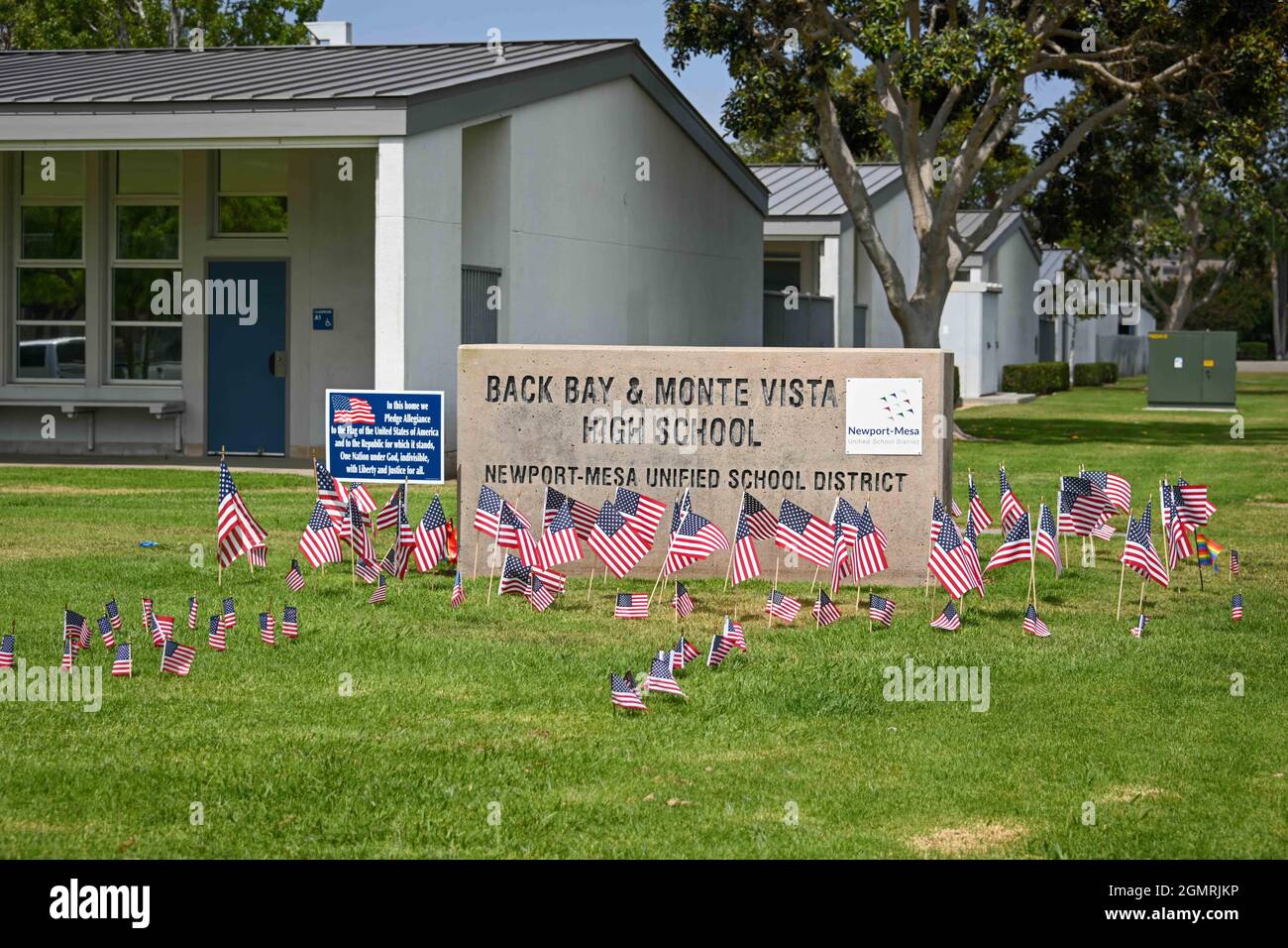 Piccole bandiere americane sono posti intorno alla segnaletica a Back Bay e Monte Vista High School, Martedì, Agosto 31, 2021, a Costa Mesa, Calif. Le bandiere erano p Foto Stock