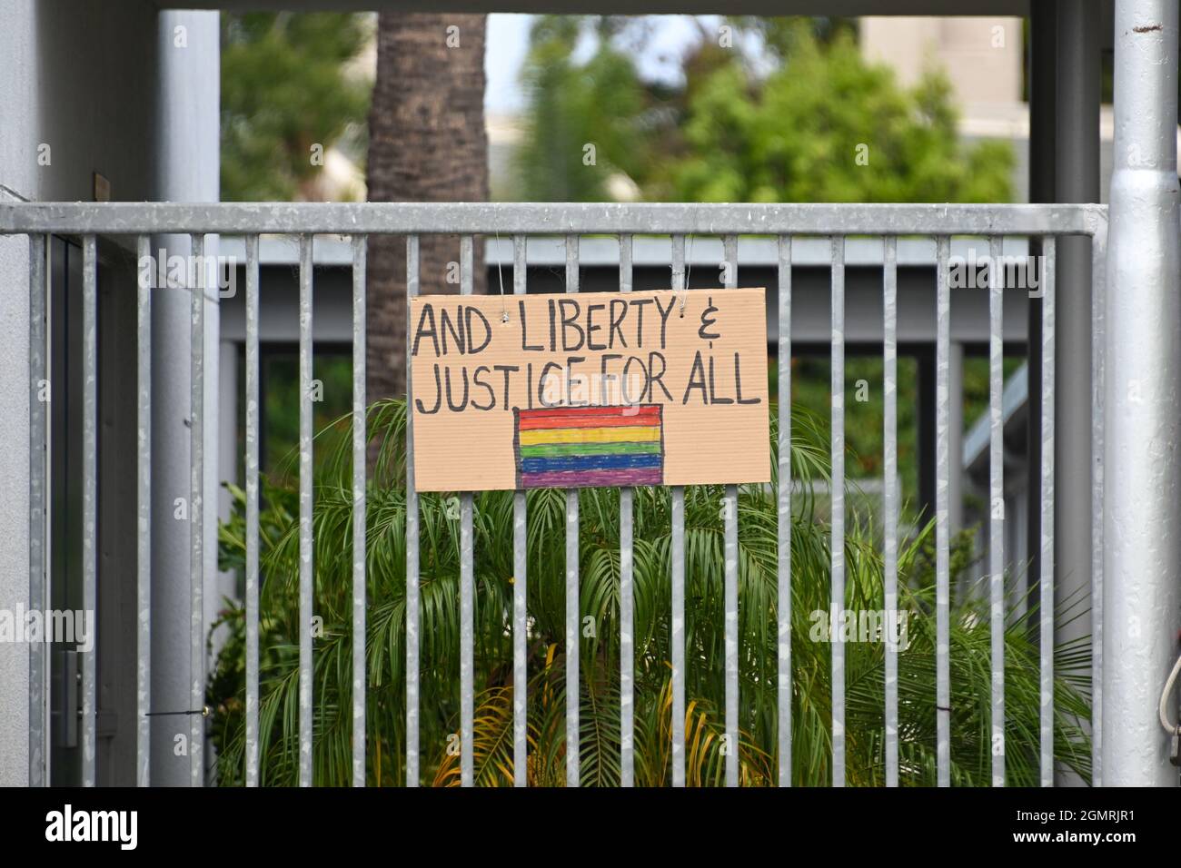 Piccole bandiere americane sono posti intorno alla segnaletica a Back Bay e Monte Vista High School, Martedì, Agosto 31, 2021, a Costa Mesa, Calif. Le bandiere erano p Foto Stock