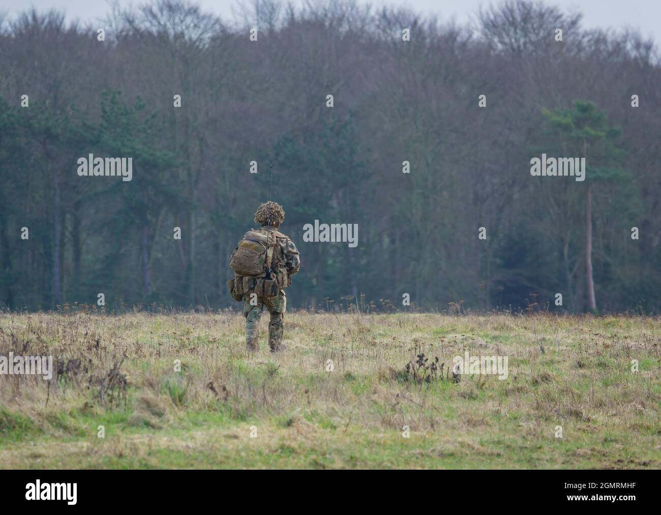 Un soldato Royal Gurkha Rifles in completo equipaggiamento da battaglia durante un esercizio militare su Salisbury Plain, Wiltshire Foto Stock