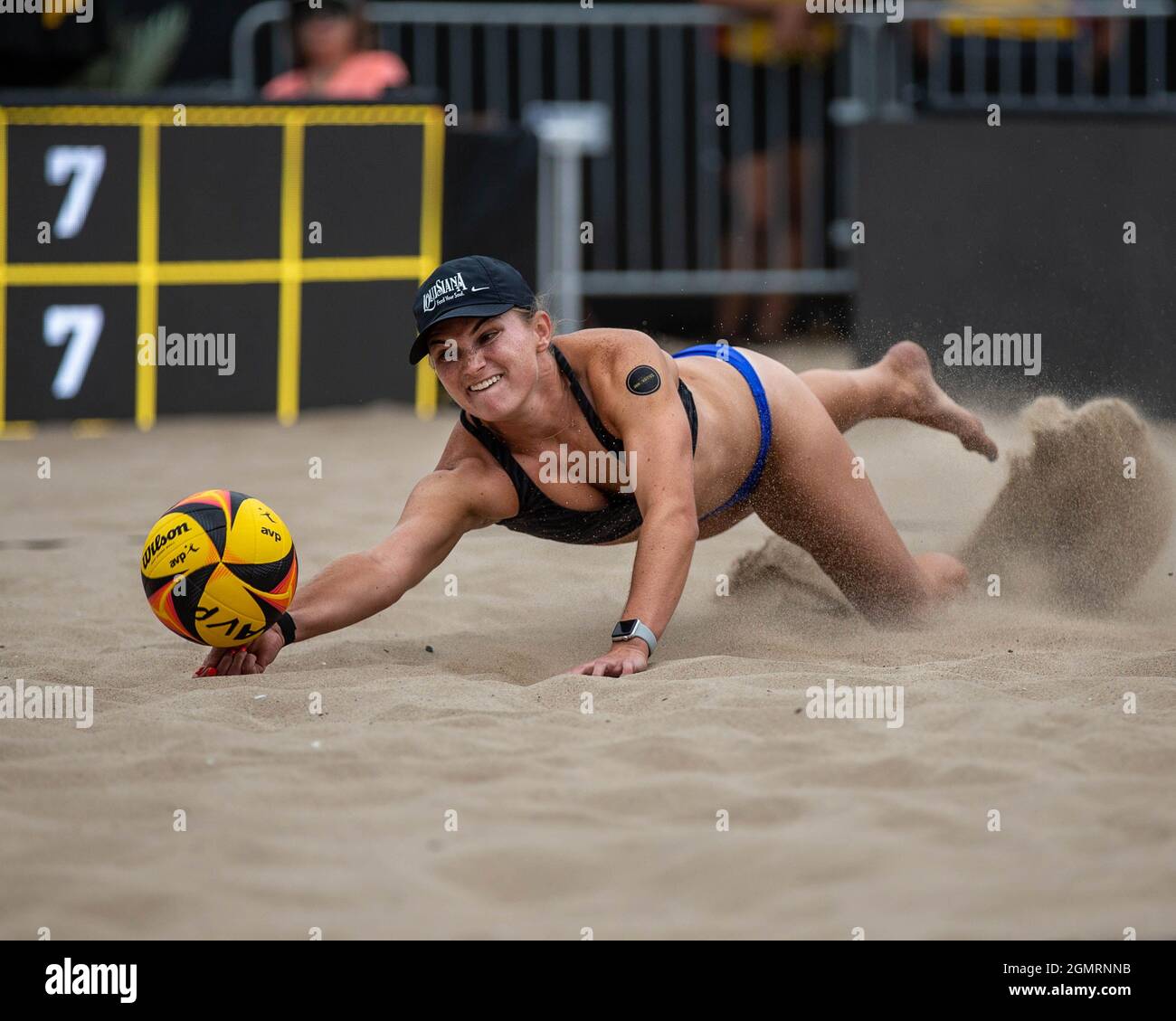 Kristen Nuss si tuffa per la palla durante il round 5 all'AVP Manhattan Beach Open. (John Geldermann/Alamy) Foto Stock