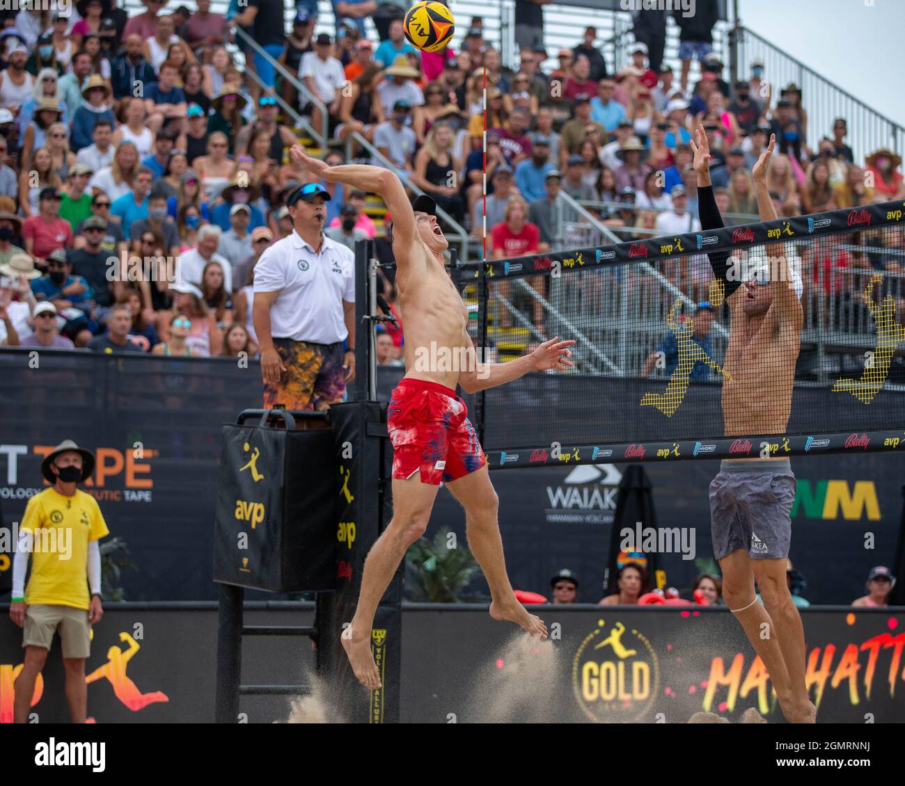 L'Olympian Tri Bourne (USA) fa un picco sulla palla di Jake Gibb durante le finali dell'AVP Manhattan Beach Open. (John Geldermann/Alamy) Foto Stock