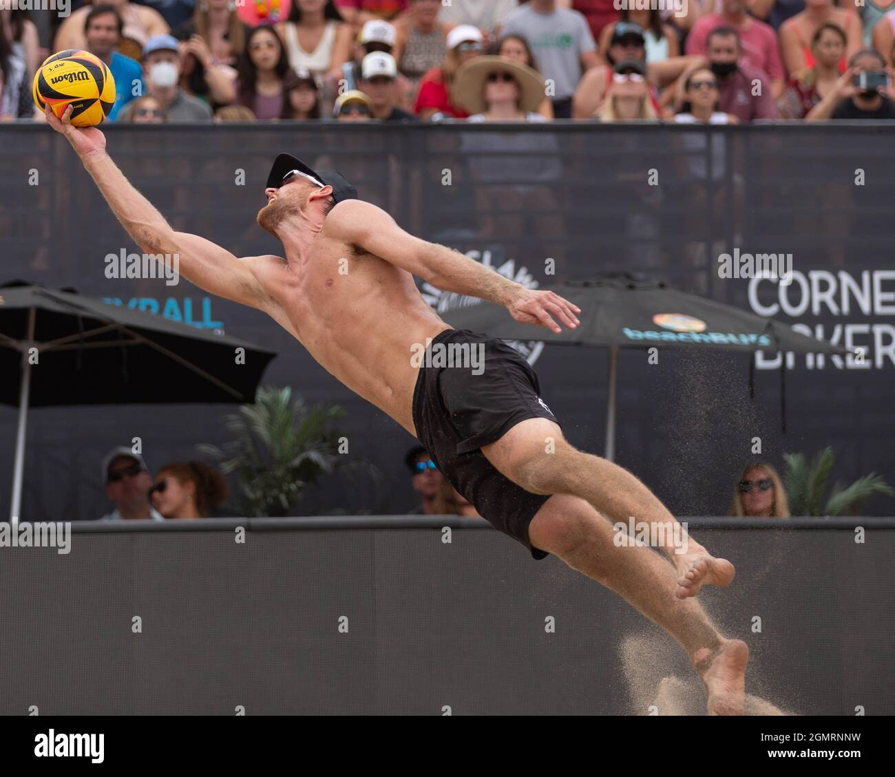 Chaim Schalk raggiunge per salvare la palla durante l'azione di semifinale all'AVP Manhattan Beach Open. (John Geldermann/Alamy) Foto Stock