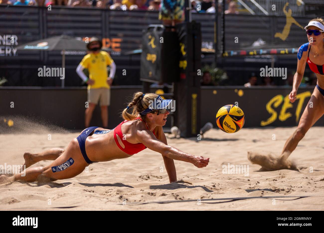 Il vincitore della medaglia d'oro olimpica April Ross (USA) scava la palla durante la finale dell'AVP Manhattan Beach Open. (John Geldermann/Alamy) Foto Stock