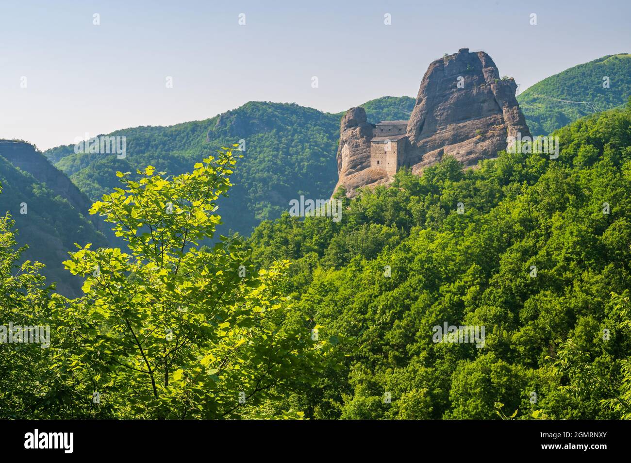 L'antico Castello della pietra vicino a Vobbia nel Parco Naturale Regionale dell'Antola Foto Stock