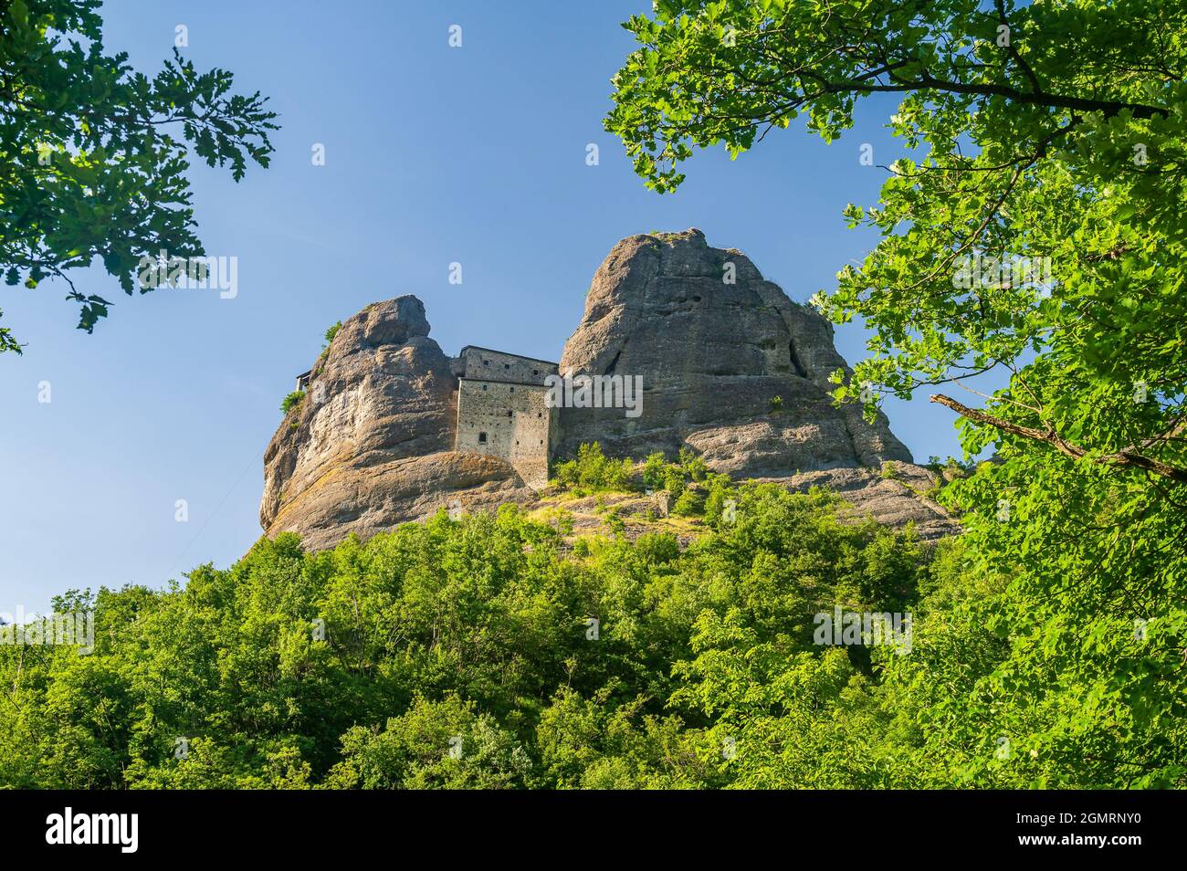L'antico Castello della pietra vicino a Vobbia nel Parco Naturale Regionale dell'Antola Foto Stock