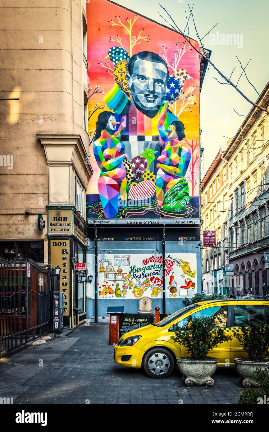 Ungheria, Budapest, marzo 2020, vista di un murale di Bob ristorante in via Dob Foto Stock