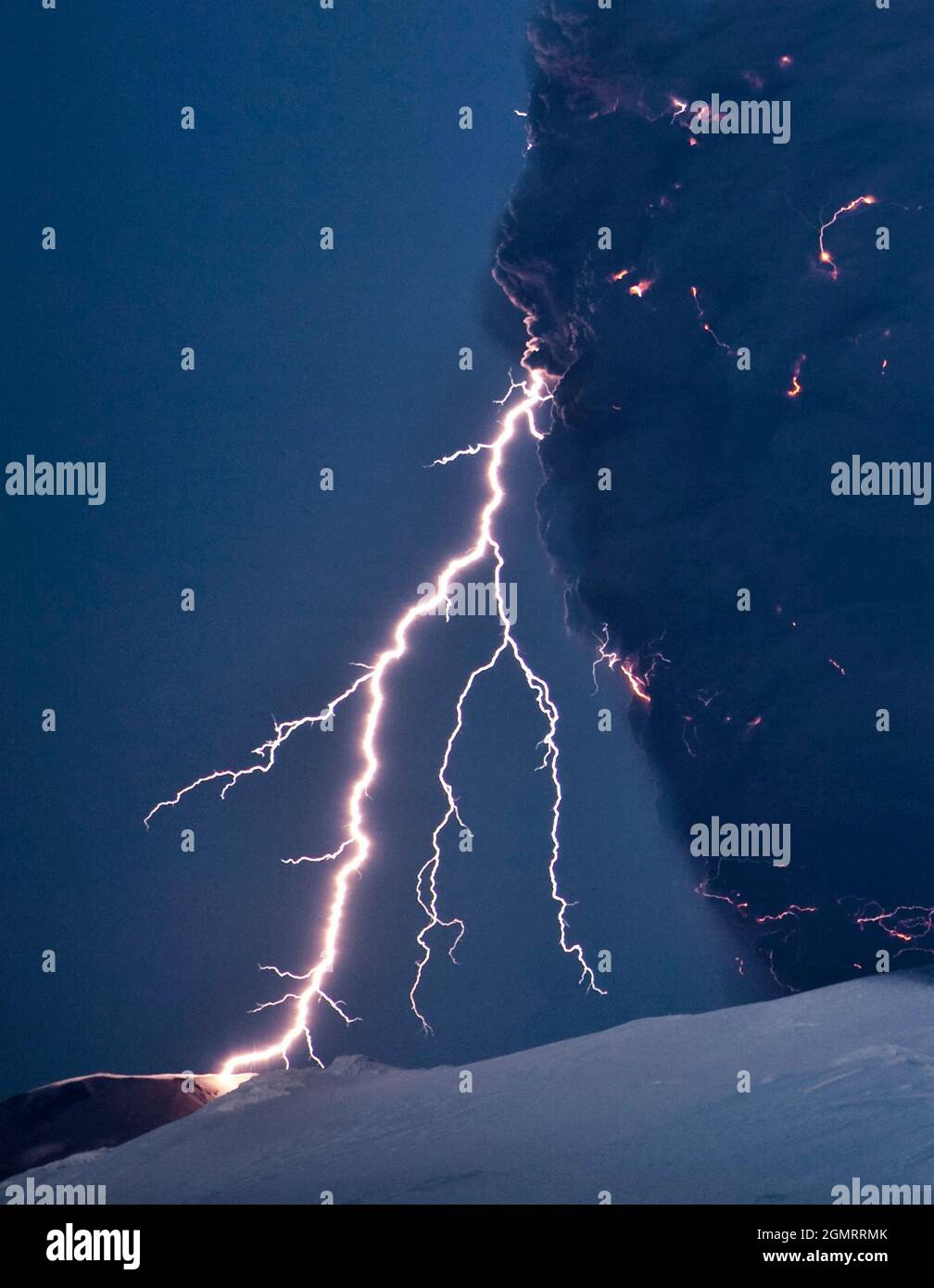 Fulmine vulcanico, Islanda, aprile 2010 Foto Stock