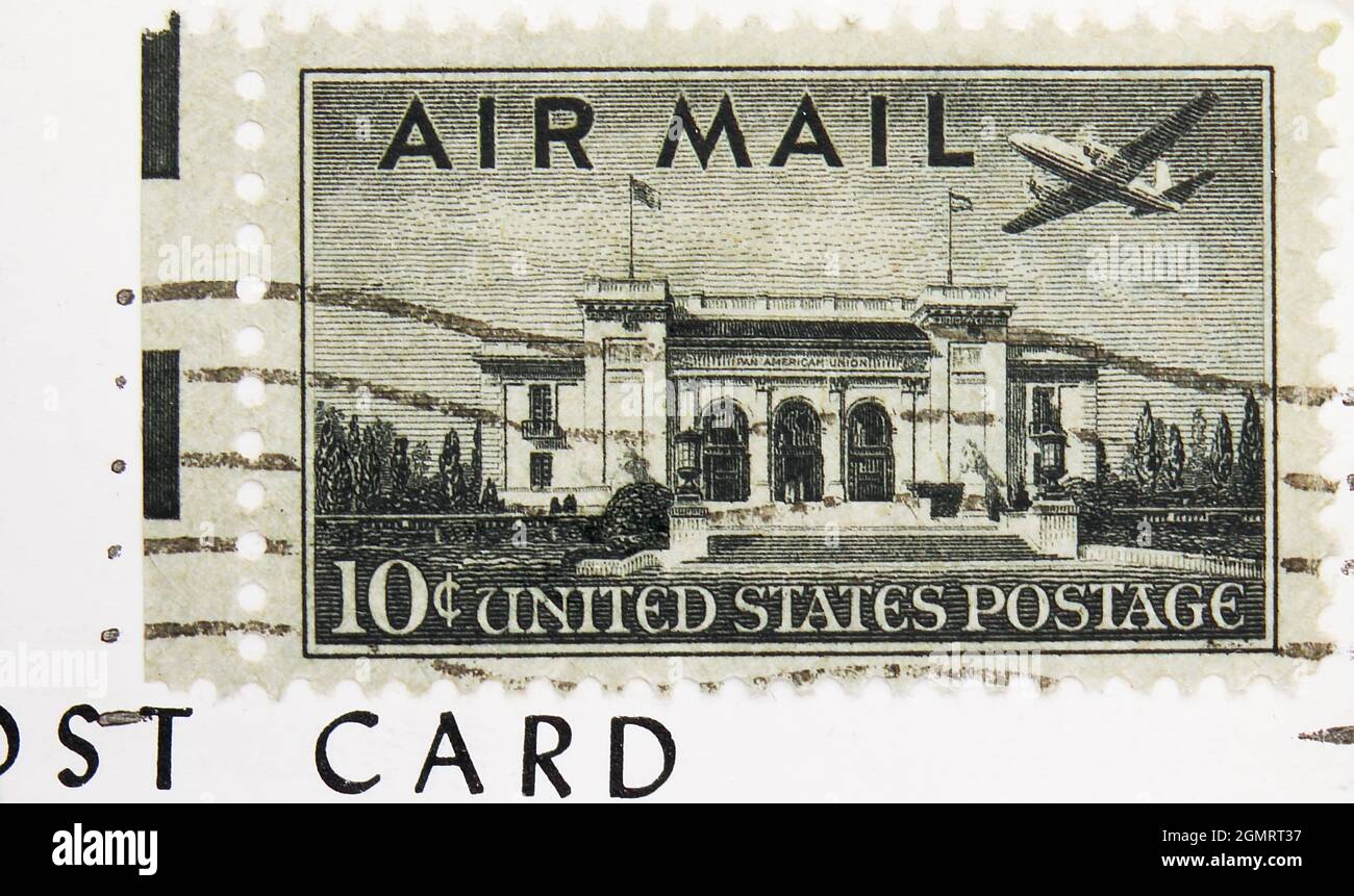 MOSCA, RUSSIA - 6 NOVEMBRE 2019: Francobollo stampato negli Stati Uniti mostra Pan American Union Building, Washington DC, e Martin 2-0-2, AirMail Foto Stock