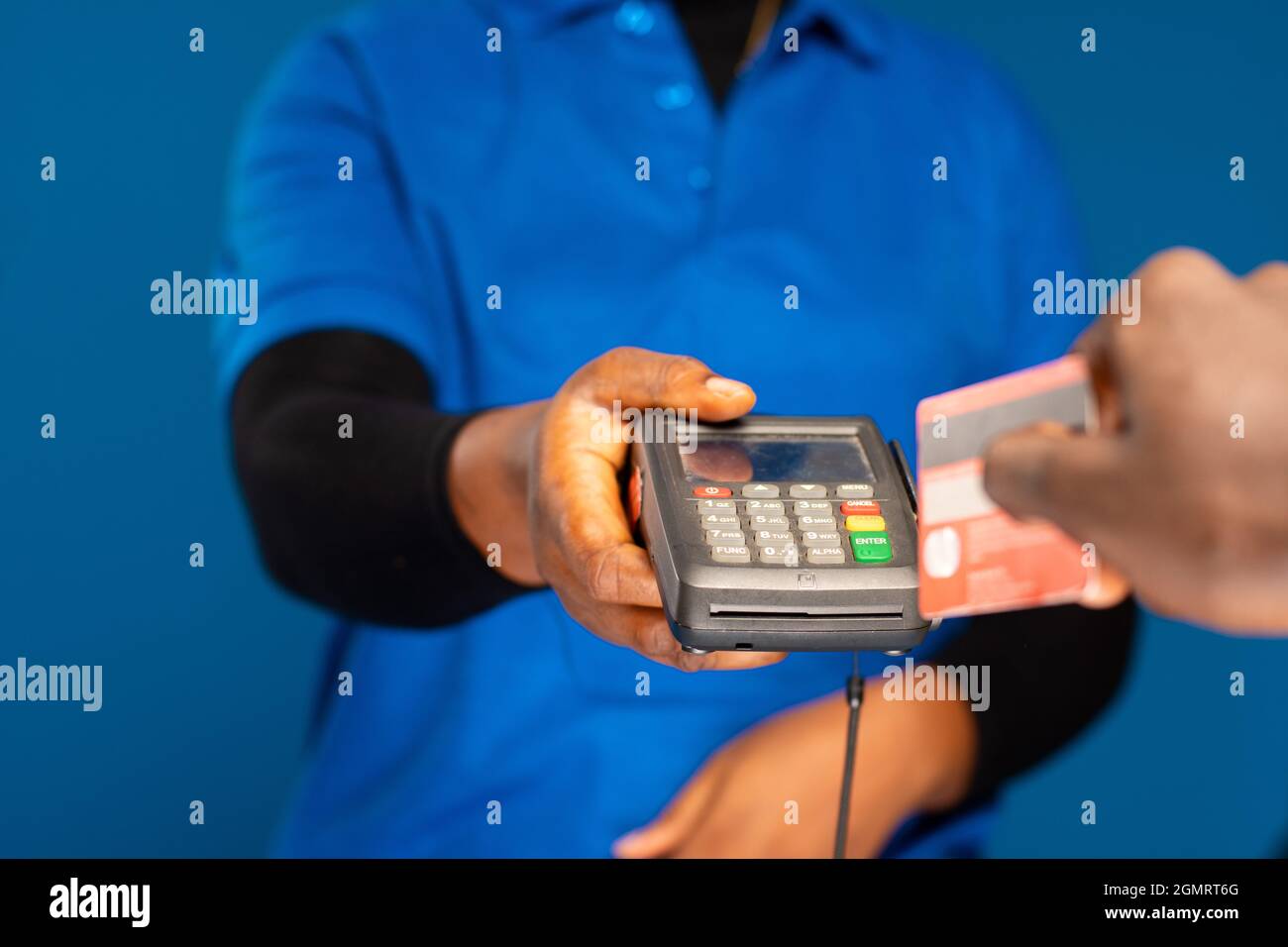 persona che passa la carta di credito su un dispositivo mobile per punti vendita Foto Stock