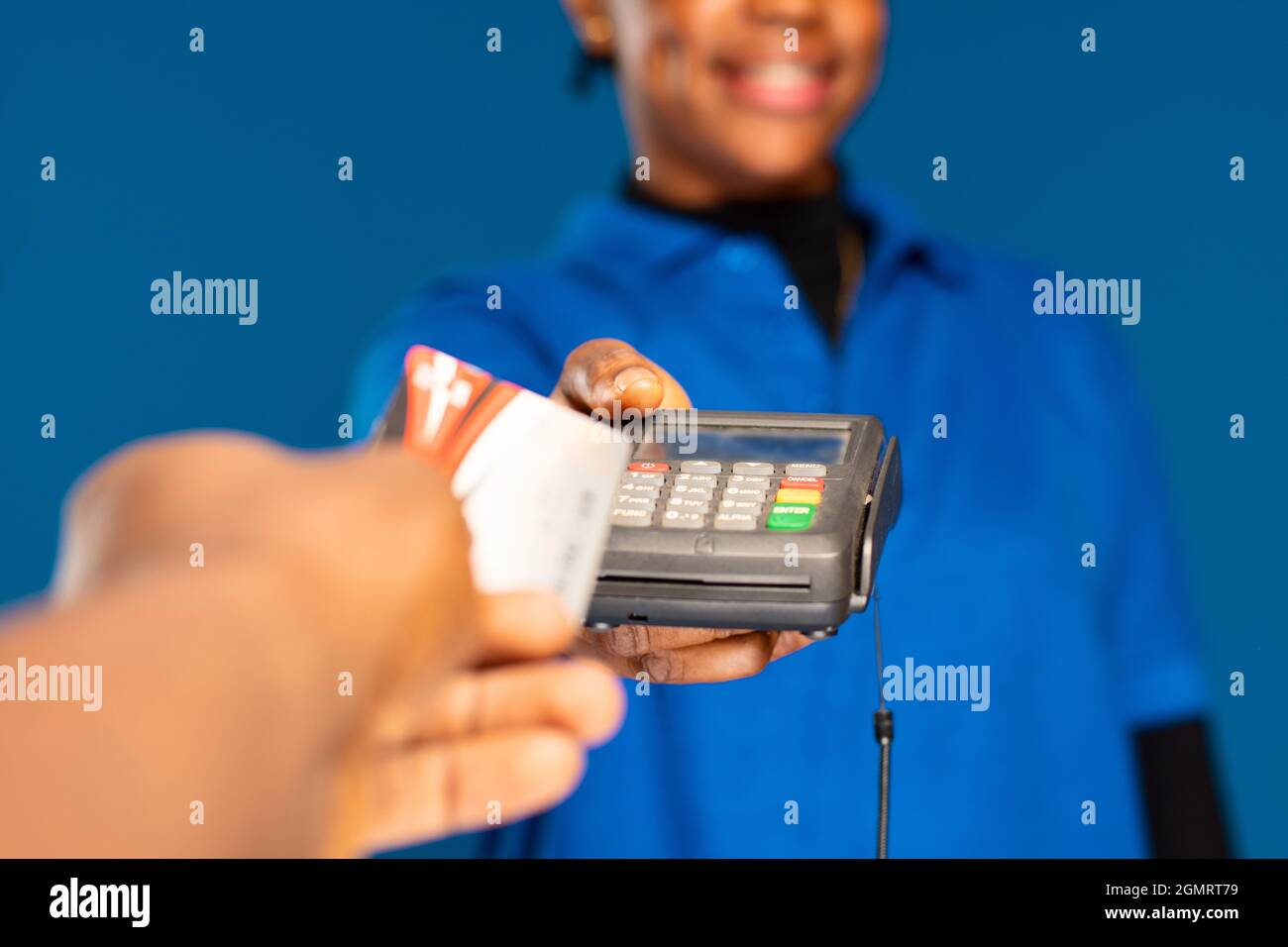 persona che passa la carta di credito su un dispositivo del punto vendita Foto Stock