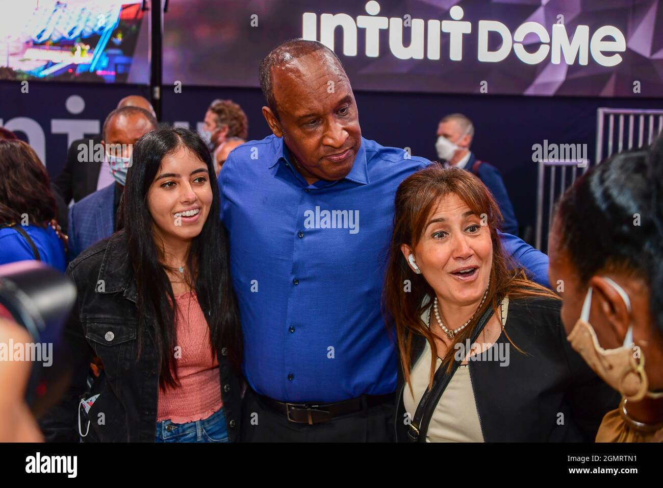 Inglewood Mayor James T. Butts si pone con le donne durante una cerimonia rivoluzionaria per la nuova casa dei Los Angeles Clippers, Intuit Dome, Venerdì, se Foto Stock