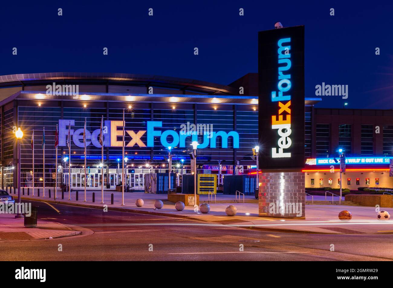 FedExForum, FedEx Forum di notte a Memphis, Tennessee, USA. Foto Stock