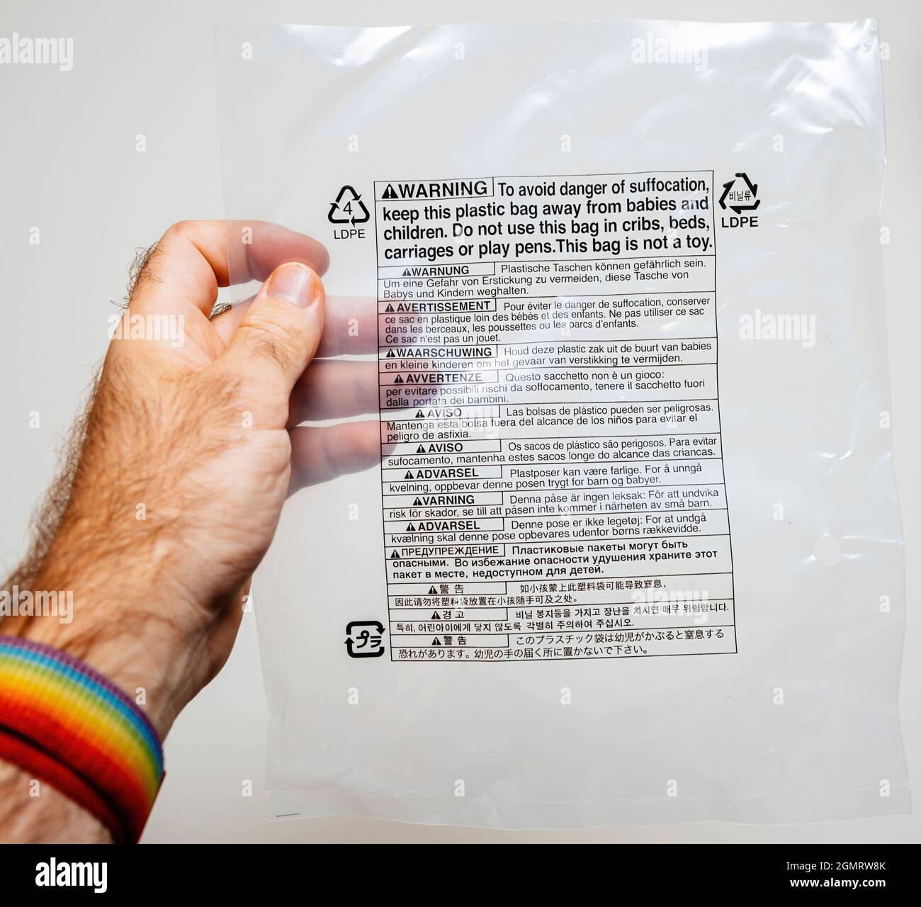100 sacchetti di plastica trasparenti autosigillanti in cellophane (dimensioni: 16,5 x 22,9 cm) con avviso di soffocamento in 5 lingue, per esporre i sacchetti per indumenti