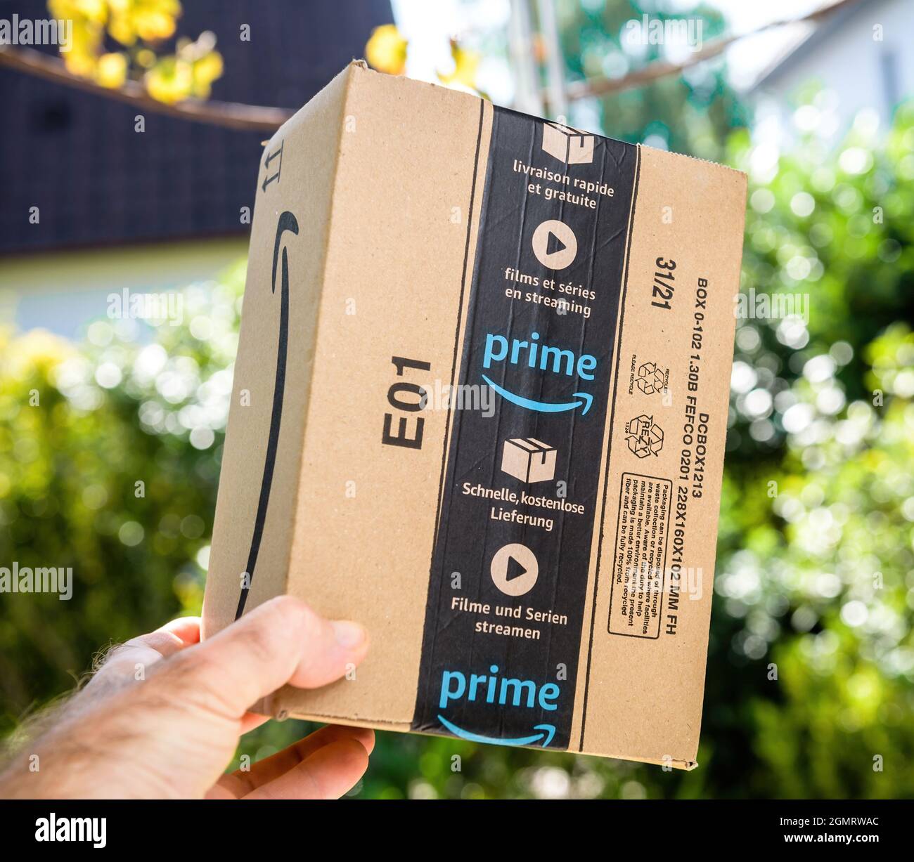 POV mano maschio che tiene nuovo pacco di cartone Amazon prime Foto stock -  Alamy