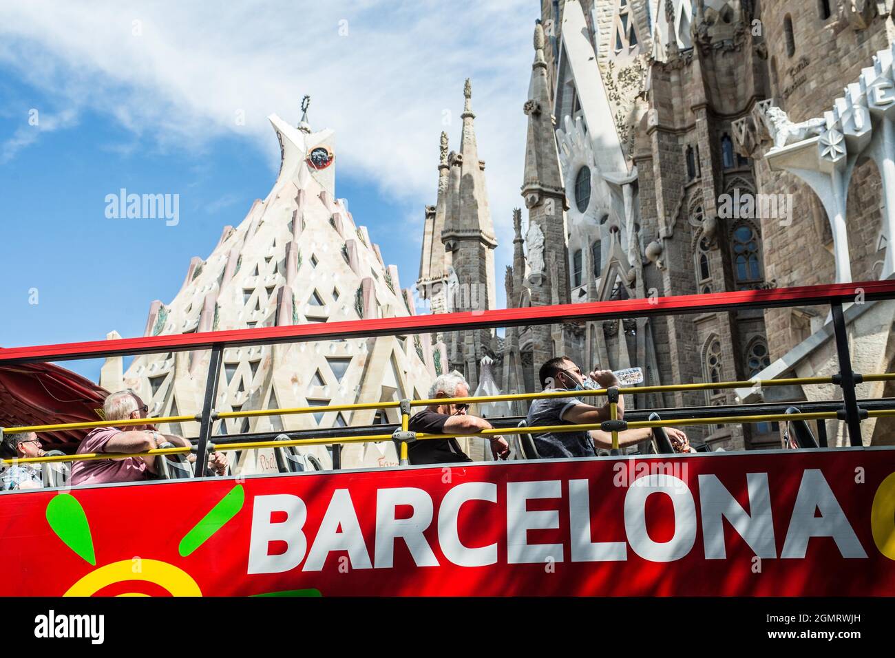 Barcellona, Catalogna, Spagna. 20 Settembre 2021. Il tour in autobus della città di Barcellona si trova di fronte alla Basilica della Sagrada FamÃ-lia a Barcellona. (Credit Image: © Thiago Prudencio/DAX via ZUMA Press Wire) Foto Stock