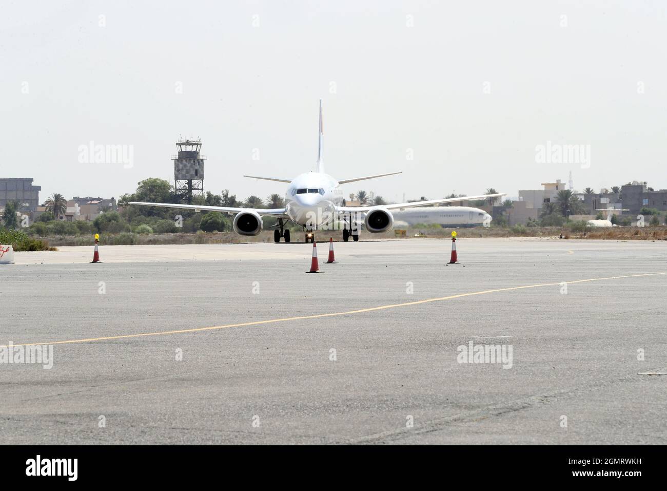 Tripoli, Libia. 20 Settembre 2021. Un volo da la Valletta arriva all'aeroporto internazionale di Mitiga a Tripoli, Libia, il 20 settembre 2021. Lunedì il governo libico ha annunciato la ripresa dei voli tra Libia e Malta dopo più di due anni di sospensione a causa di conflitti armati in Libia. Credit: Amza Turkia/Xinhua/Alamy Live News Foto Stock