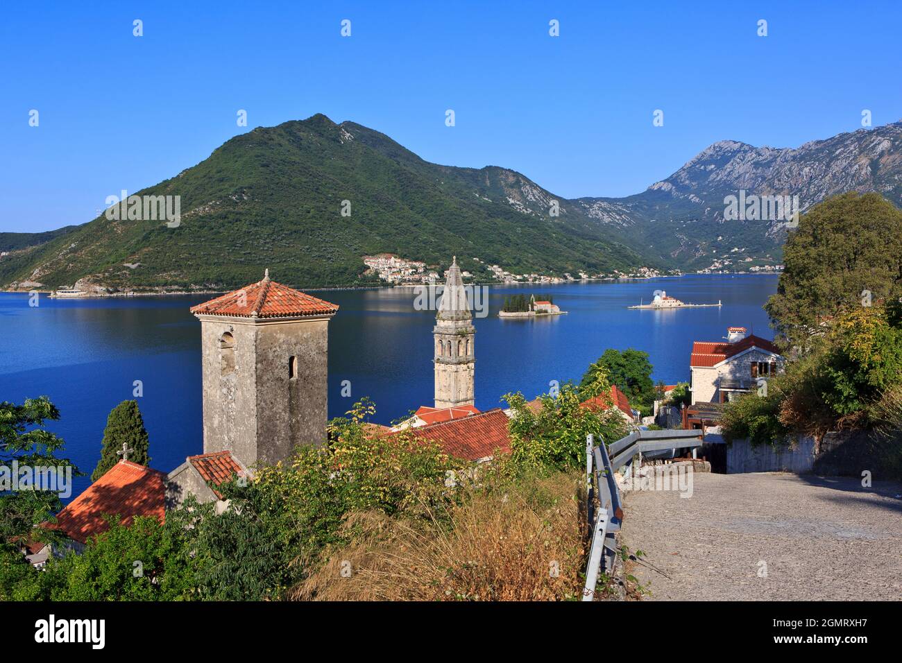 Vista panoramica dalla città vecchia di Perast attraverso la Madonna delle rocce Islet e Sveti Dorde Islet nella baia di Kotor, Montenegro Foto Stock