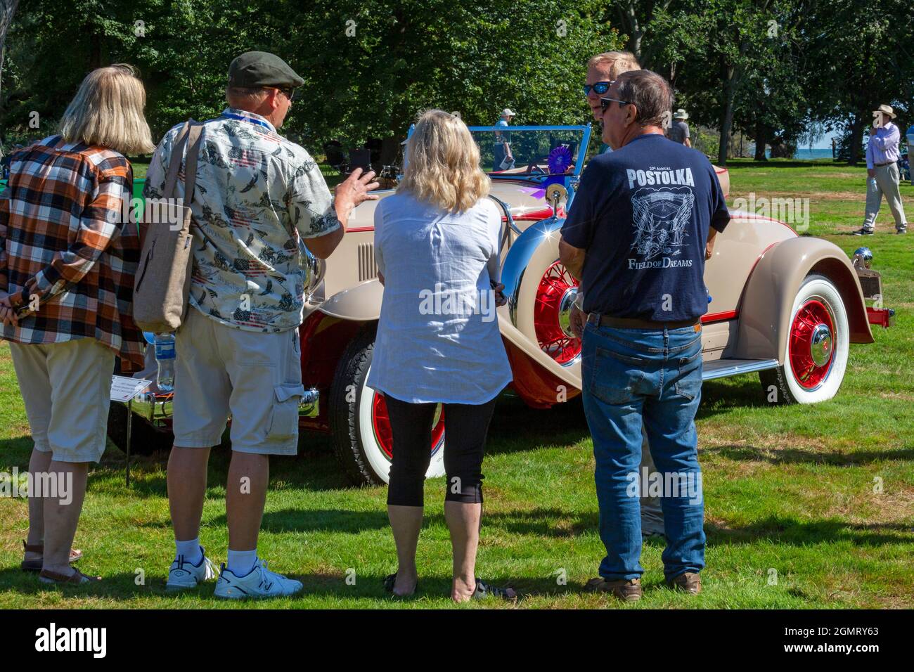 Grosse Pointe Shores, Michigan - i visitatori ammirano un presidente di Studebaker Roadster 1931 agli occhi di mostra auto Design. La mostra di quest'anno è stata presentata prima Foto Stock