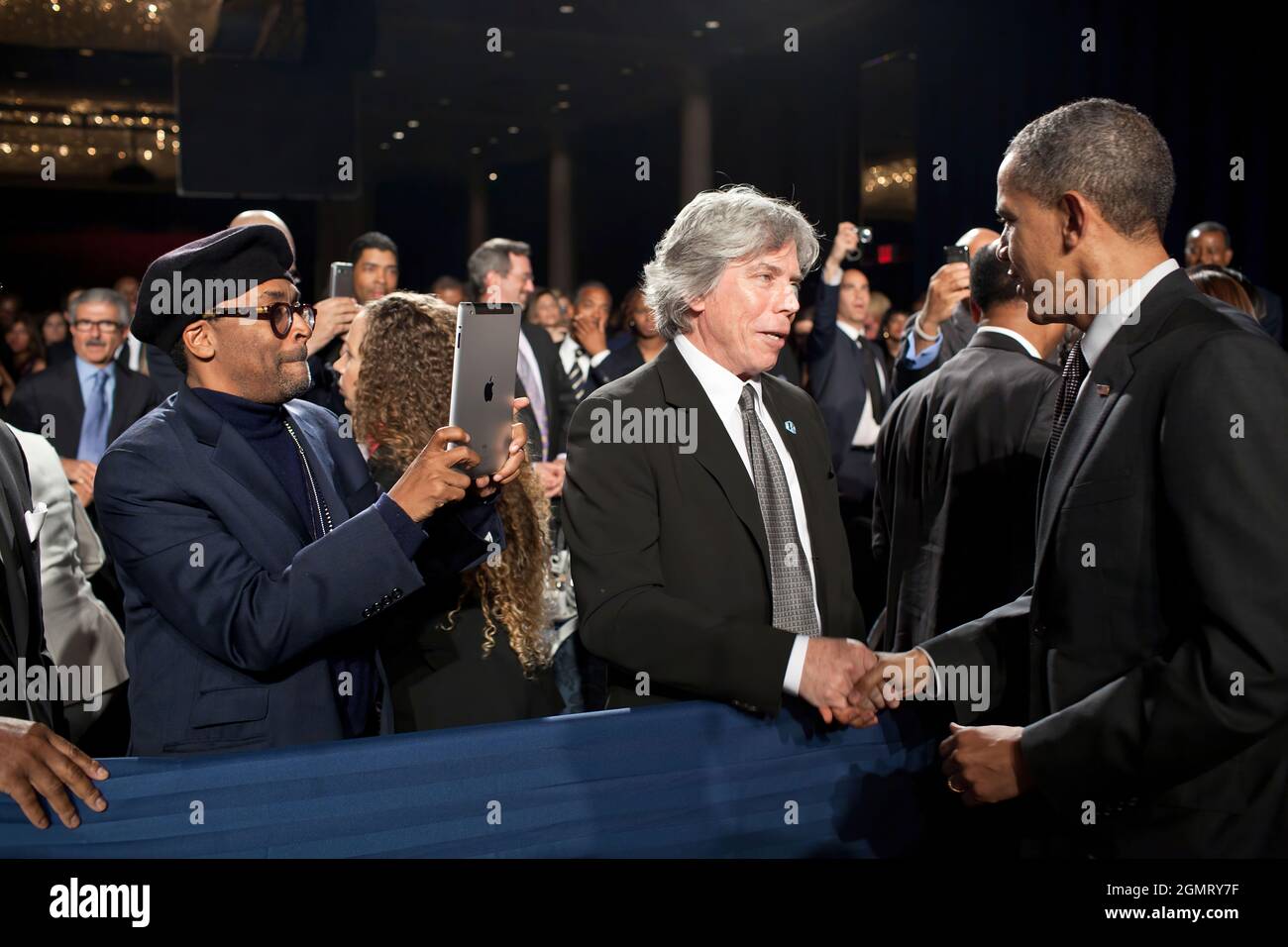 Il regista Spike Lee utilizza il suo iPad per fotografare il presidente Barack Obama mentre saluta gli ospiti al gala dei premi Keepers of the Dream della National Action Network a New York, N.Y., 6 aprile 2011. (Foto ufficiale della Casa Bianca di Pete Souza) questa fotografia ufficiale della Casa Bianca è resa disponibile solo per la pubblicazione da parte delle organizzazioni di notizie e/o per uso personale la stampa dal soggetto(i) della fotografia. La fotografia non può essere manipolata in alcun modo e non può essere utilizzata in materiali commerciali o politici, pubblicità, e-mail, prodotti, promozioni che in alcun modo suggeriscono l'approvazione o la fine Foto Stock