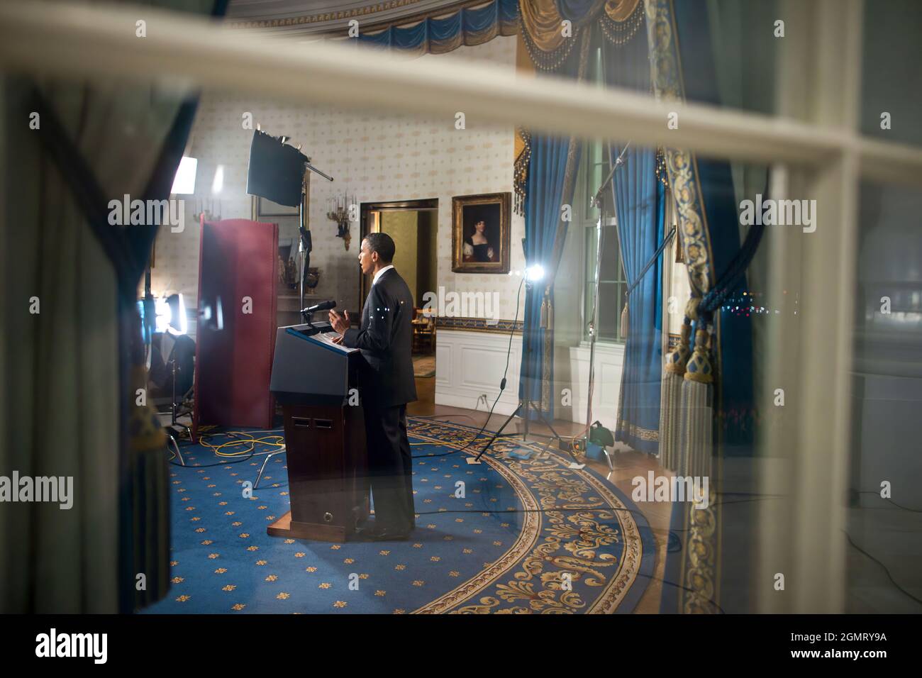 Il presidente Barack Obama ha reso una dichiarazione nella Camera Blu della Casa Bianca dopo che i democratici e i repubblicani hanno raggiunto un accordo di bilancio a breve termine per prevenire una chiusura del governo, l’8 aprile 2011. (Foto ufficiale della Casa Bianca di Chuck Kennedy) questa fotografia ufficiale della Casa Bianca è resa disponibile solo per la pubblicazione da parte delle organizzazioni di notizie e/o per uso personale la stampa dal soggetto(i) della fotografia. La fotografia non può essere manipolata in alcun modo e non può essere utilizzata in materiali commerciali o politici, pubblicità, e-mail, prodotti, promozioni che in alcun modo suggeriscono l'approvazione Foto Stock