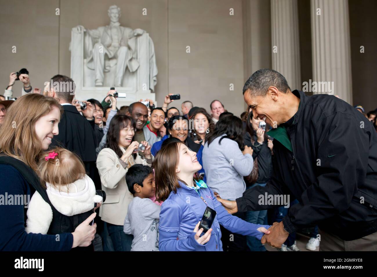 Il presidente Barack Obama saluta i turisti al Lincoln Memorial a Washington, D.C., sabato 9 aprile 2011. Il Presidente ha fatto una sosta senza preavviso per ringraziare la gente per aver visitato il memoriale un giorno dopo che lui ed i capi del Congresso hanno concordato un disegno di legge per mantenere aperto il governo. (Foto ufficiale della Casa Bianca di Pete Souza) questa fotografia ufficiale della Casa Bianca è resa disponibile solo per la pubblicazione da parte delle organizzazioni di notizie e/o per uso personale la stampa dal soggetto(i) della fotografia. La fotografia non può essere manipolata in alcun modo e non può essere utilizzata in materiali commerciali o politici; Foto Stock