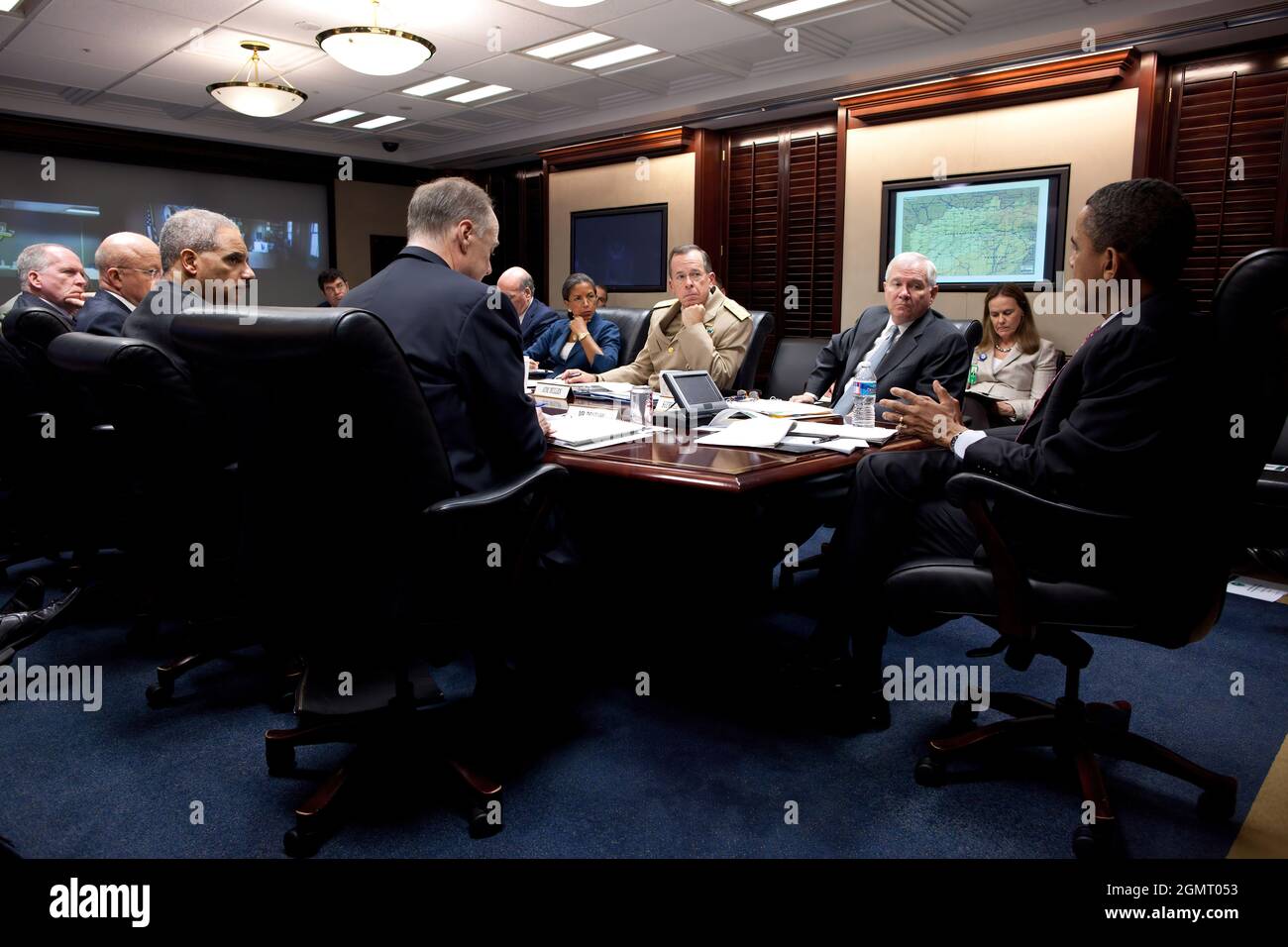 Il presidente Barack Obama incontra il suo team di sicurezza nazionale su Afghanistan e Pakistan nella Sala della situazione della Casa Bianca, 25 aprile 2011. Nella foto in senso orario del presidente sono: Consigliere nazionale per la sicurezza Tom Donilon; avvocato generale Eric Holder; direttore dell'intelligence nazionale James Clapper; John Brennan, assistente del presidente per la sicurezza interna e il antiterrorismo; Neal Wolin, vice segretario del Tesoro; capo del personale Bill Daley; Susan Rice, Rappresentante permanente degli Stati Uniti presso le Nazioni Unite; Ammiraglio Michael Mullen, Presidente, Capi congiunti del personale; Difesa secr Foto Stock