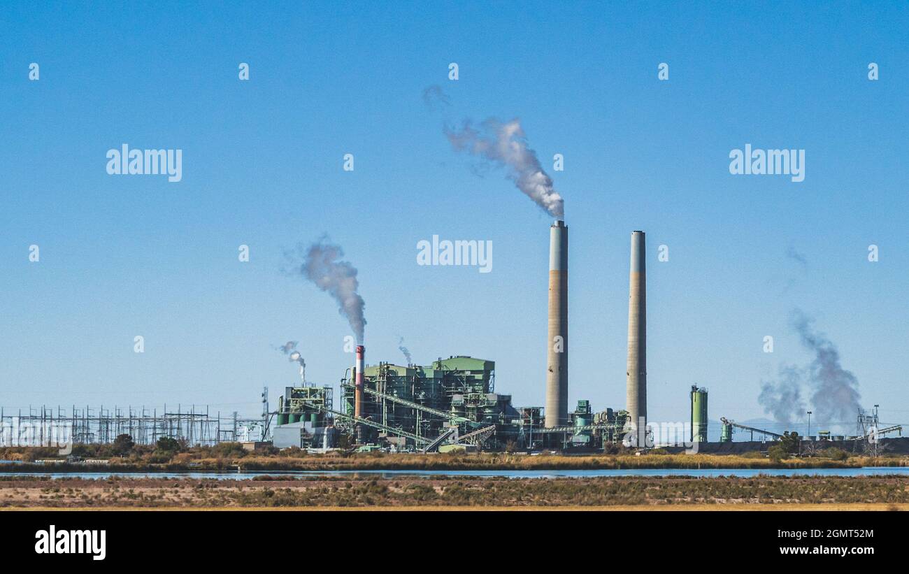 Centrale elettrica a carbone contro il cielo blu Foto Stock