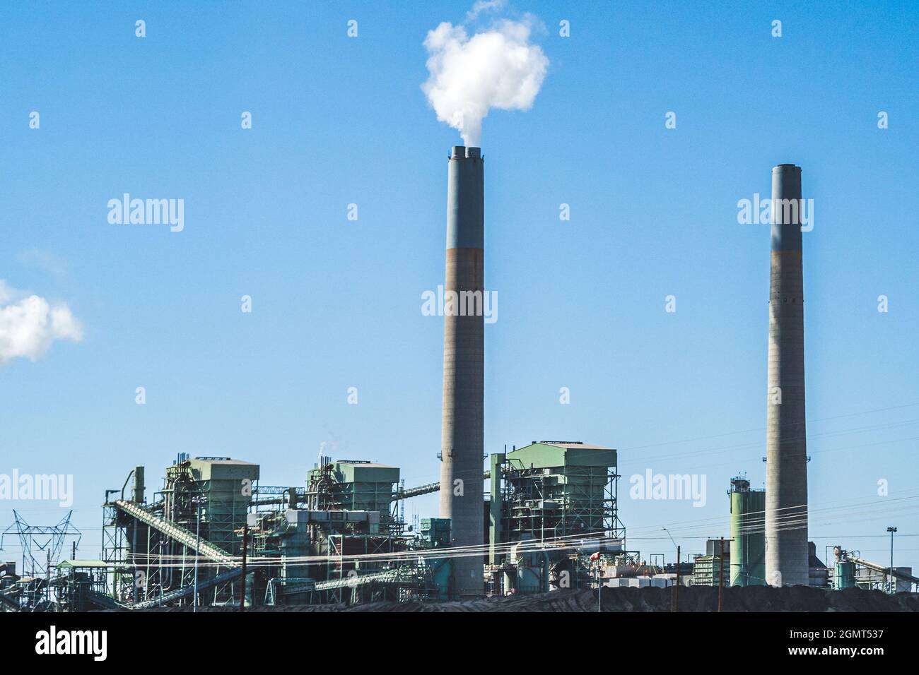 Centrale elettrica a carbone contro il cielo blu Foto Stock
