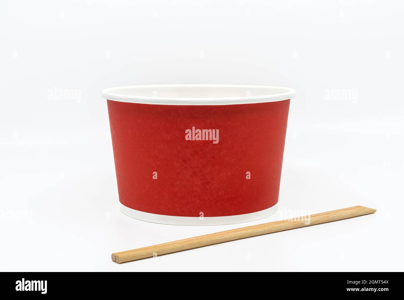 Vista frontale di un contenitore per noodle da asporto con bacchette in legno, contenitore vuoto per alimenti rossi da asporto su sfondo bianco, spazio vuoto per il branding. Foto Stock