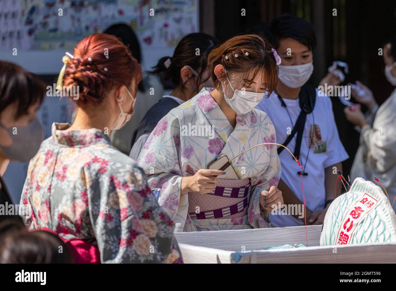 Kawagoe, Giappone. 20 Settembre 2021. I visitatori del Santuario di Hikawa raccolono i pesci per raccontare la fortuna. Il terzo lunedì di settembre, dal 1966 il Giappone celebra il rispetto per la Giornata degli anziani (keiro no hi) come festa nazionale. In questo giorno i giapponesi non solo mostrano gratitudine verso gli anziani, ma godono anche del turismo interno. Dopo le Olimpiadi e le Paralimpiadi di Tokyo 2020, i casi Covid-19 tornarono ai livelli preolimpici a livello nazionale." Credit: SOPA Images Limited/Alamy Live News Foto Stock