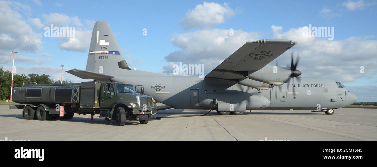 Airmen da 86th Logistics Readiness Squadron esercizio di un wet ala defuel da un C-130J Super Hercules aereo da Ramstein Air base, Germania, a Povidz Air base, Polonia, durante Aviation distaccamento rotazione 21-4, 20 settembre 2021. Un decombustibile ad alette umide consente il rapido scarico del combustibile da un aereo a un autocarro a combustibile. Le rotazioni di distacco dell'aviazione sono esercizi di formazione e implementazioni bilaterali progettati per migliorare l'interoperabilità dei partner, mantenere la disponibilità congiunta e assicurare i nostri alleati regionali. Foto Stock