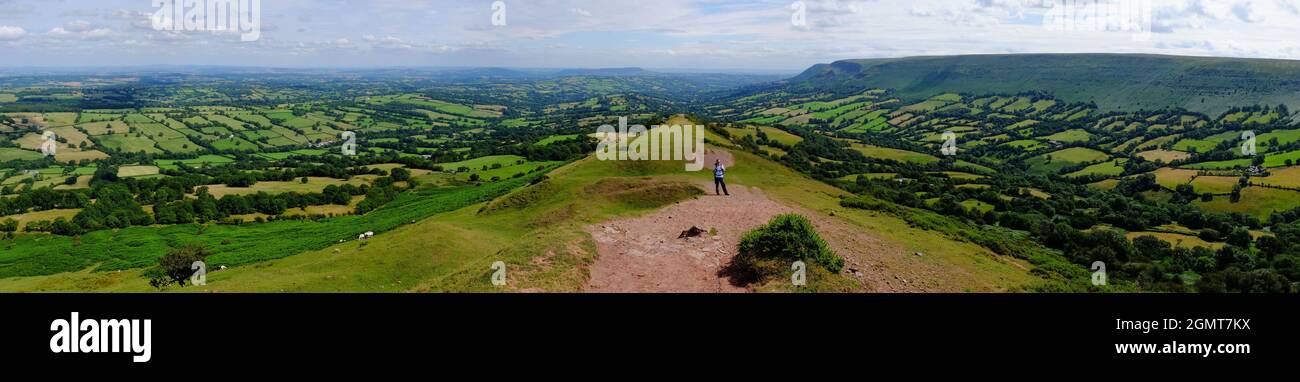Pattugliamenti di fattorie e colline che saliscono sul Back Ridge di Cat a Black Hill, Hertfordshire vicino al confine tra Inghilterra e Galles Foto Stock
