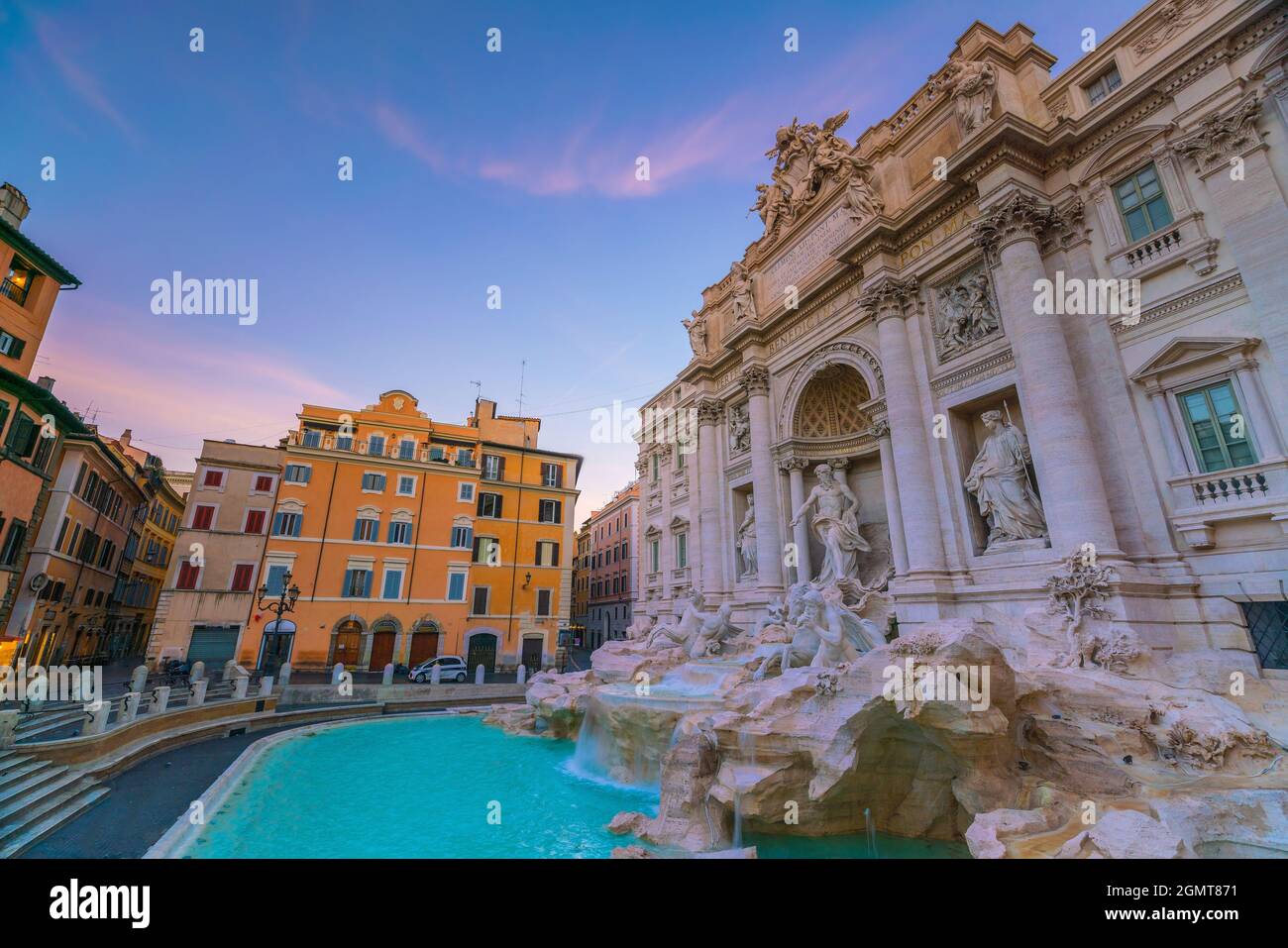 Vista della Fontana di Trevi a Roma al crepuscolo Foto Stock