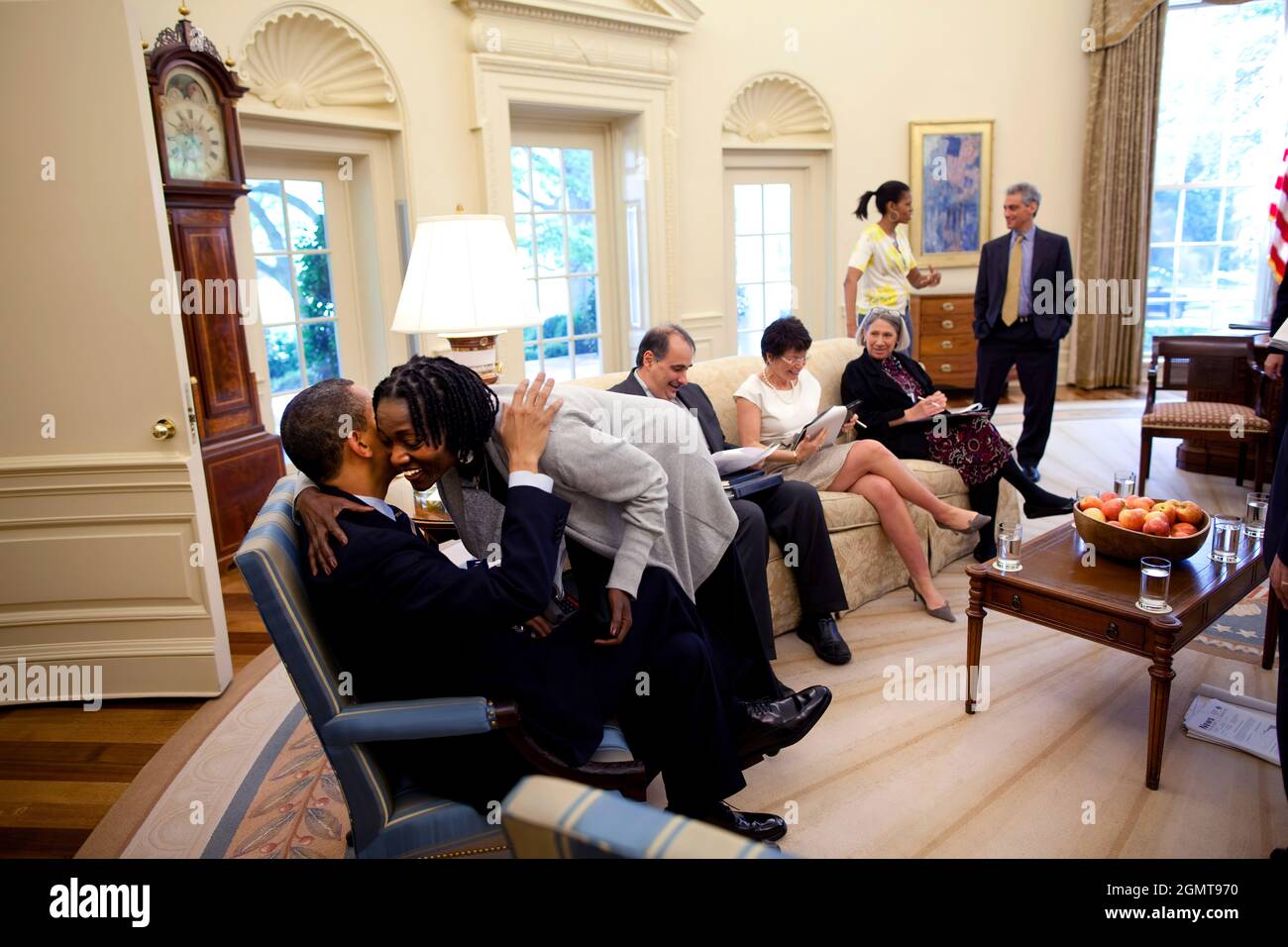 La sorella del presidente Barack Obama, Auma Obama, gli dà un abbraccio durante la visita all'Ufficio ovale, venerdì 8 maggio 2009, prima del suo incontro con i consulenti senior e il Capo dello staff Rahm Emanuel. Foto ufficiale della Casa Bianca di Pete Souza. Questa fotografia ufficiale della Casa Bianca è stata resa disponibile per la pubblicazione da parte di organizzazioni di stampa e/o per uso personale stampa da parte dell'oggetto o degli oggetti della fotografia. La fotografia non può essere manipolata in alcun modo o utilizzata in materiali, pubblicità, prodotti o promozioni che in alcun modo suggeriscono l'approvazione o l'approvazione del Presidente, della prima Famiglia, o. Foto Stock