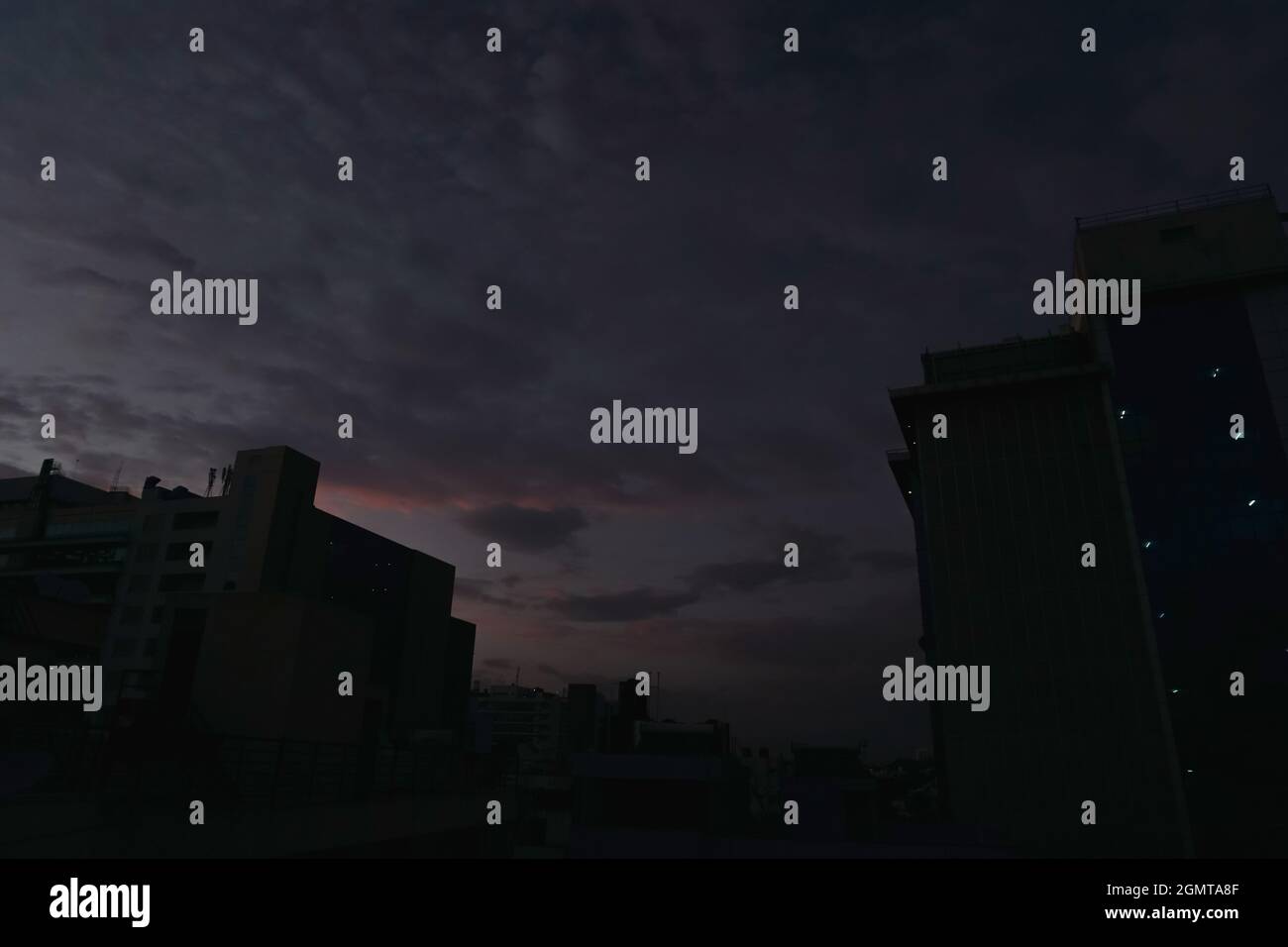 tramonto sopra l'edificio di una città Foto Stock