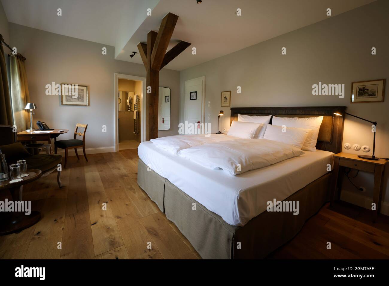 Malente, Germania. 16 settembre 2021. Vista su una "camera doppia Immenhof" nella casa padronale di Gut Immenhof durante un appuntamento con i media. La tenuta Immenhof, nota come set cinematografico, sarà aperta in hotel dal 1° ottobre 2021. Credit: Christian Charisius/dpa/Alamy Live News Foto Stock